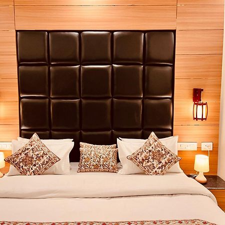 Hotel Classic Crown - #Scenic Mountain View #Open Terrace #Parking #Premium Rooms With Balcony #Guest Preferred #Best Selling Hotel In 무소리에 외부 사진