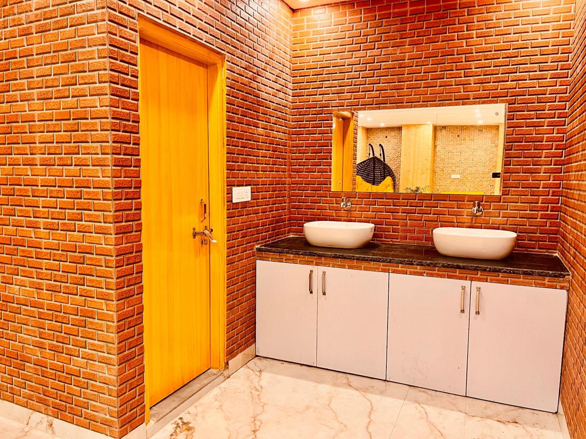 Hotel Classic Crown - #Scenic Mountain View #Open Terrace #Parking #Premium Rooms With Balcony #Guest Preferred #Best Selling Hotel In 무소리에 외부 사진