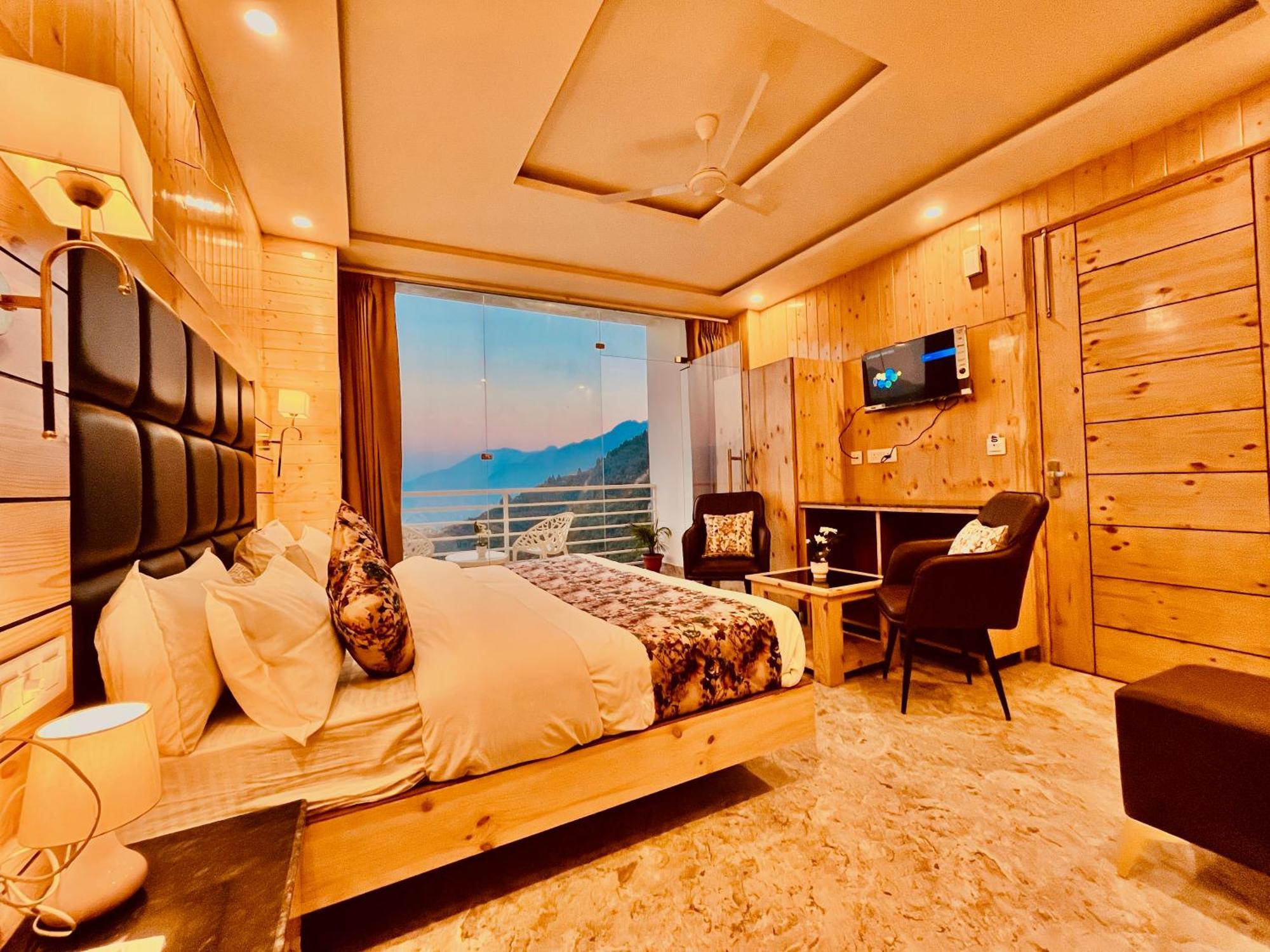 Hotel Classic Crown - #Scenic Mountain View #Open Terrace #Parking #Premium Rooms With Balcony #Guest Preferred #Best Selling Hotel In 무소리에 외부 사진