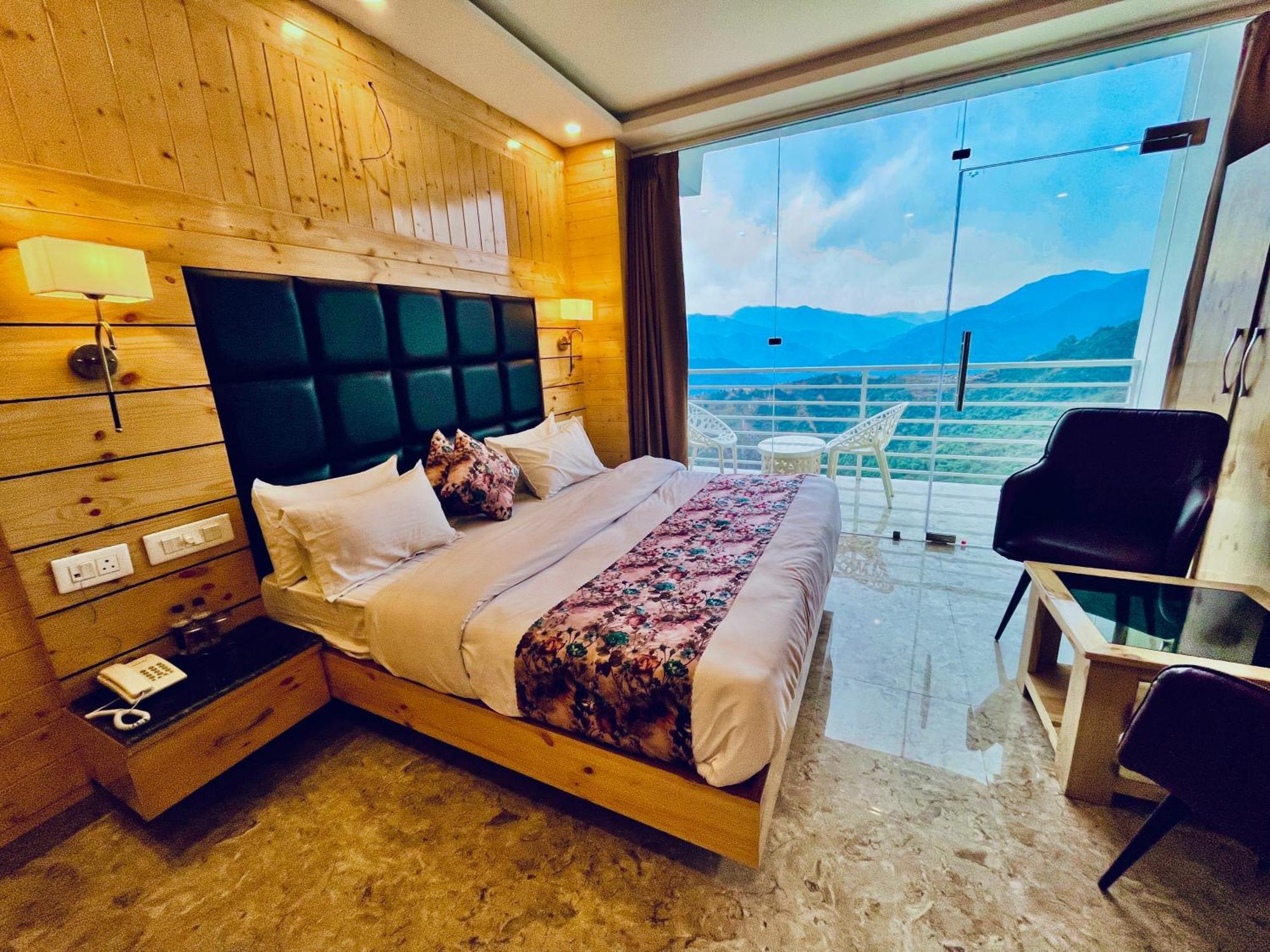 Hotel Classic Crown - #Scenic Mountain View #Open Terrace #Parking #Premium Rooms With Balcony #Guest Preferred #Best Selling Hotel In 무소리에 외부 사진