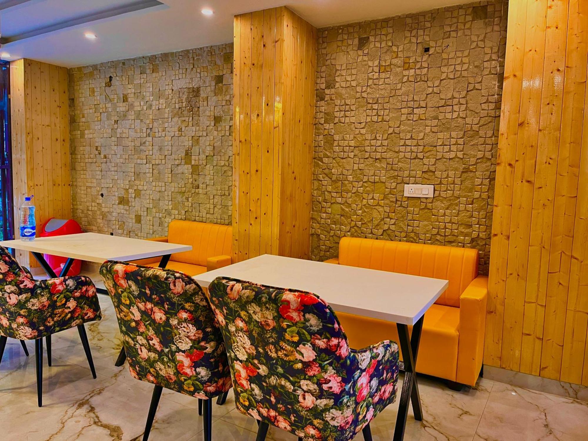 Hotel Classic Crown - #Scenic Mountain View #Open Terrace #Parking #Premium Rooms With Balcony #Guest Preferred #Best Selling Hotel In 무소리에 외부 사진
