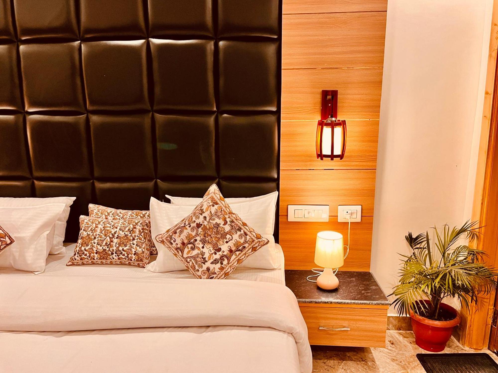 Hotel Classic Crown - #Scenic Mountain View #Open Terrace #Parking #Premium Rooms With Balcony #Guest Preferred #Best Selling Hotel In 무소리에 외부 사진