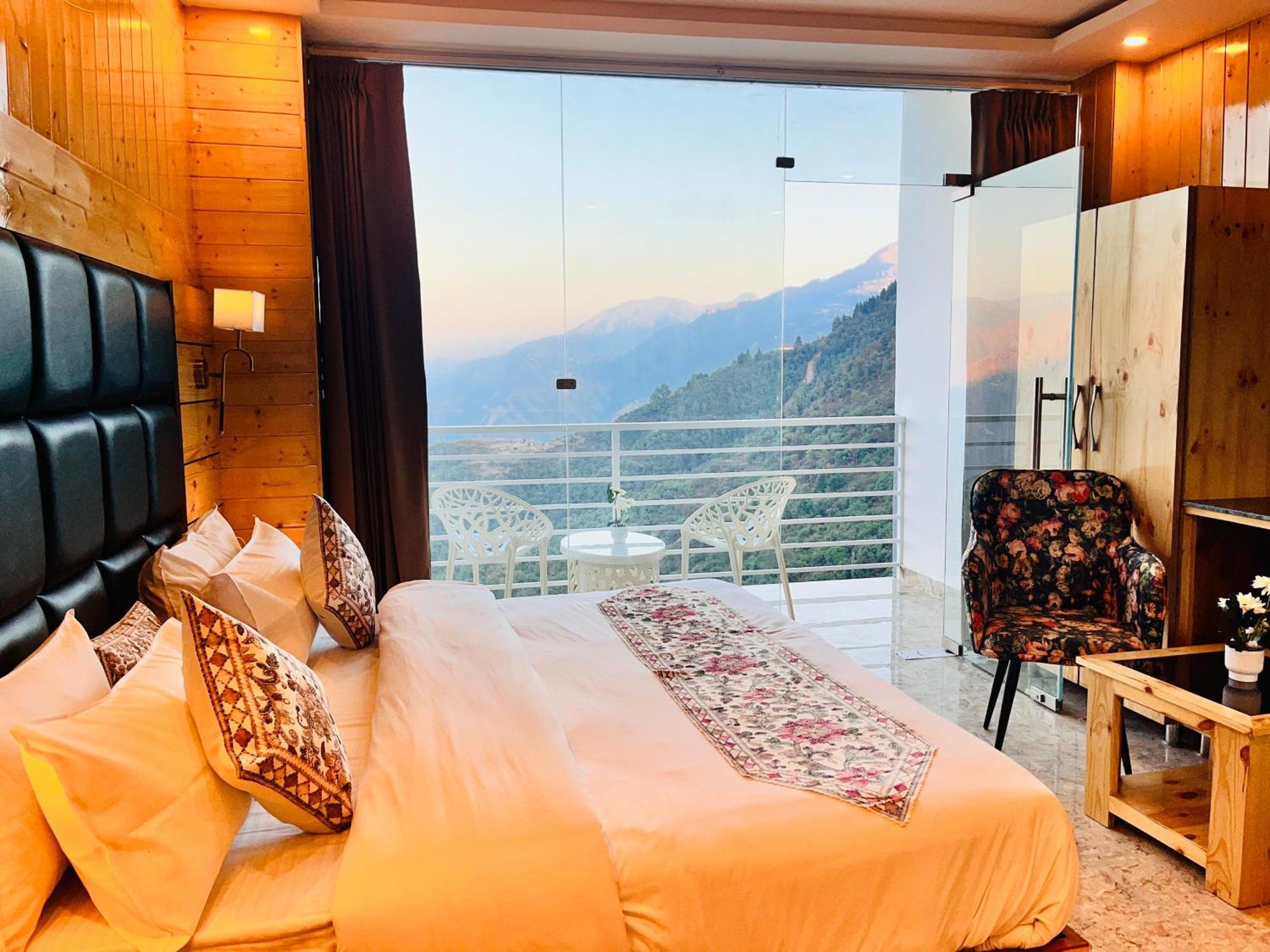 Hotel Classic Crown - #Scenic Mountain View #Open Terrace #Parking #Premium Rooms With Balcony #Guest Preferred #Best Selling Hotel In 무소리에 외부 사진