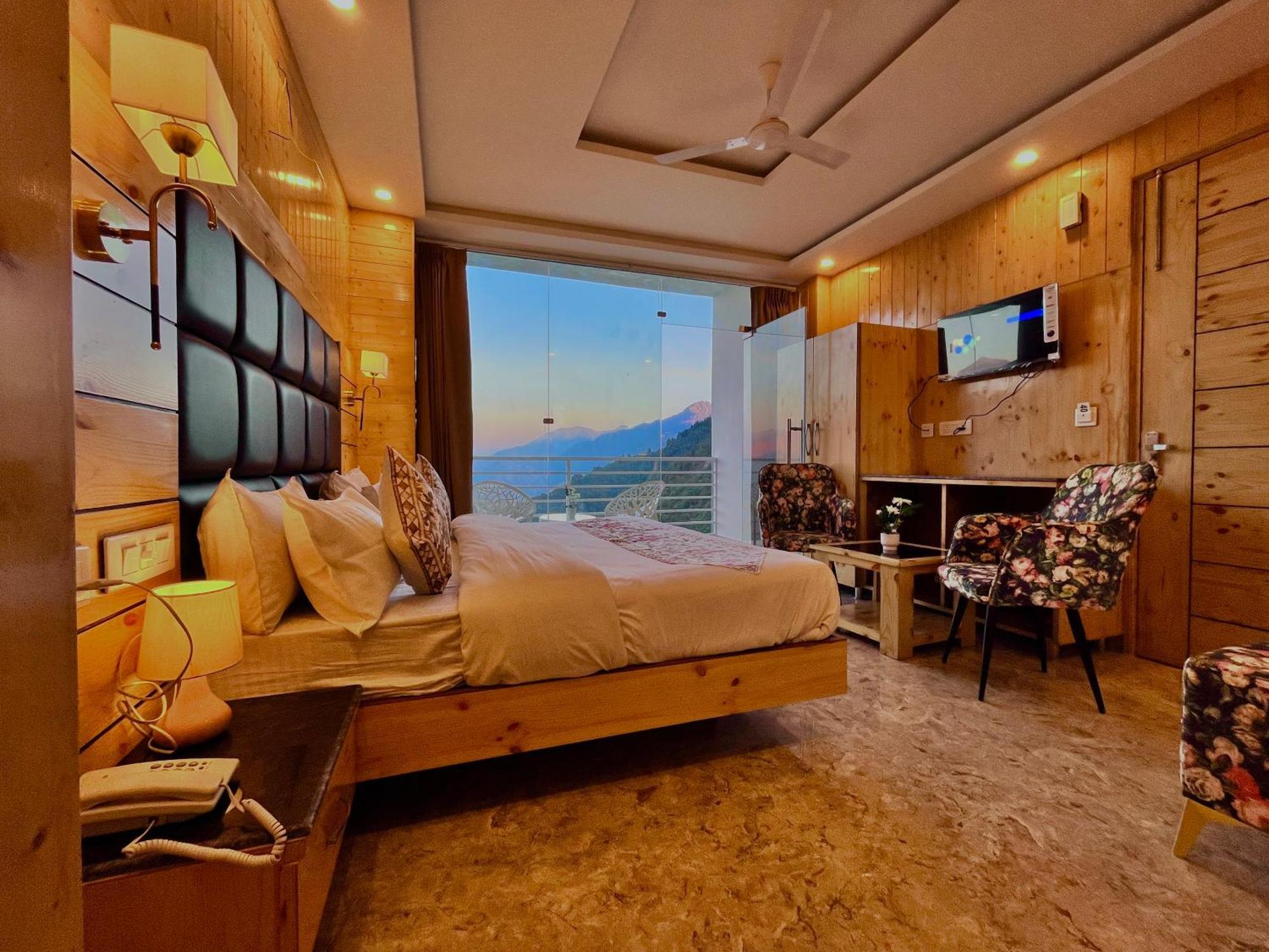 Hotel Classic Crown - #Scenic Mountain View #Open Terrace #Parking #Premium Rooms With Balcony #Guest Preferred #Best Selling Hotel In 무소리에 외부 사진