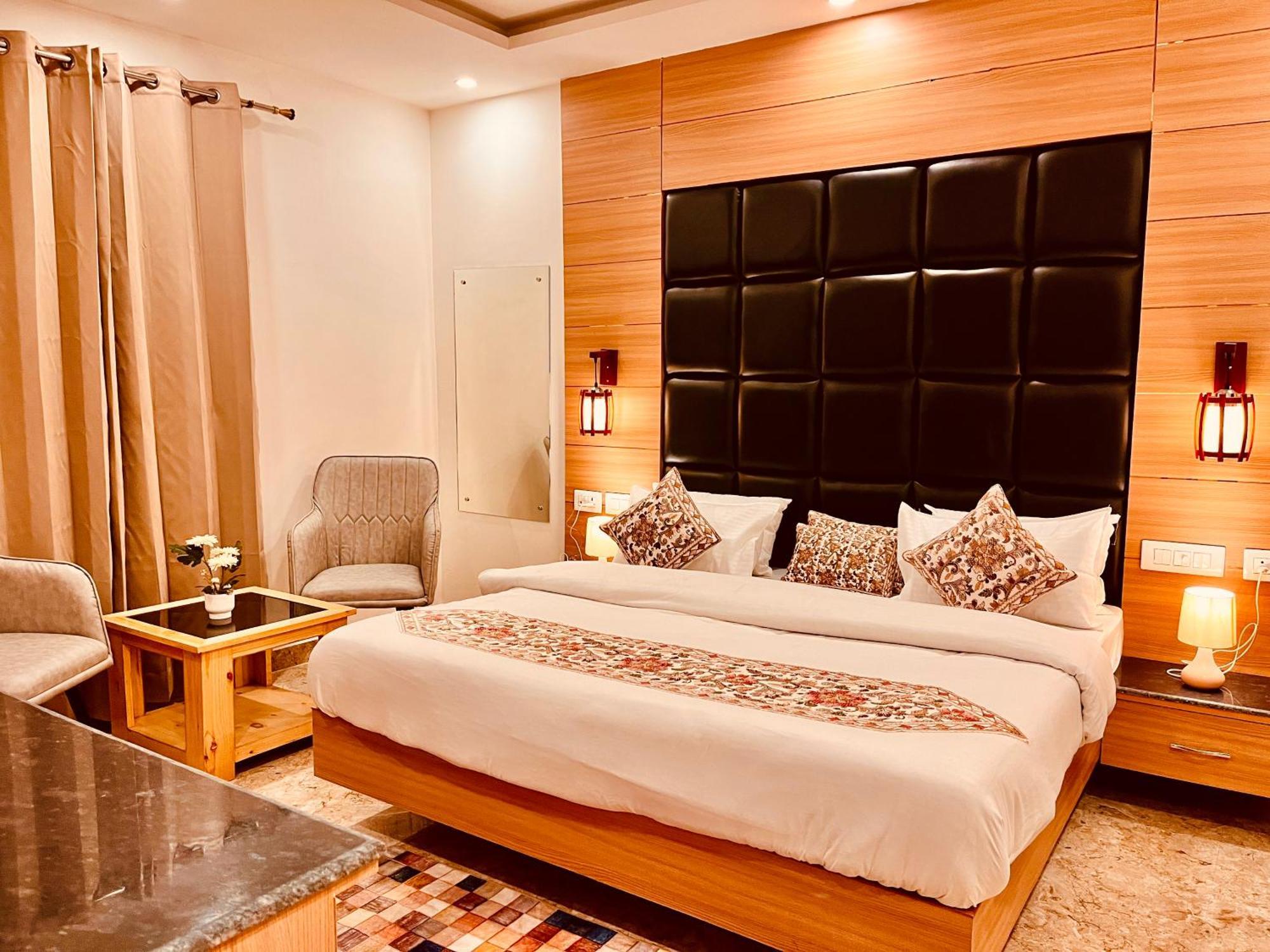 Hotel Classic Crown - #Scenic Mountain View #Open Terrace #Parking #Premium Rooms With Balcony #Guest Preferred #Best Selling Hotel In 무소리에 외부 사진
