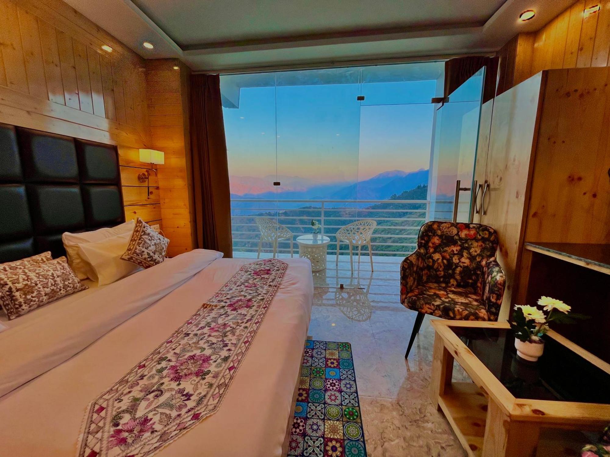 Hotel Classic Crown - #Scenic Mountain View #Open Terrace #Parking #Premium Rooms With Balcony #Guest Preferred #Best Selling Hotel In 무소리에 외부 사진