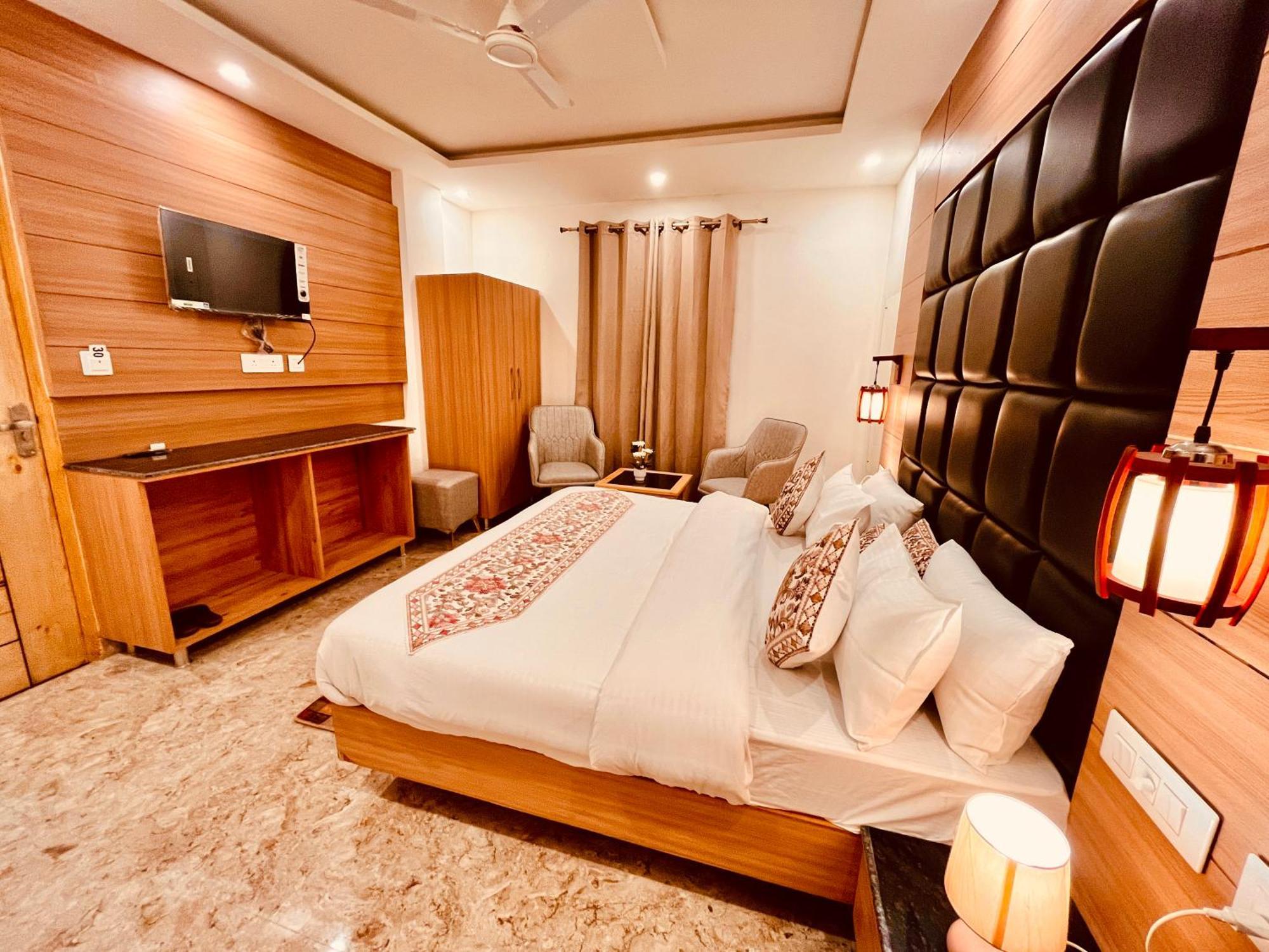 Hotel Classic Crown - #Scenic Mountain View #Open Terrace #Parking #Premium Rooms With Balcony #Guest Preferred #Best Selling Hotel In 무소리에 외부 사진