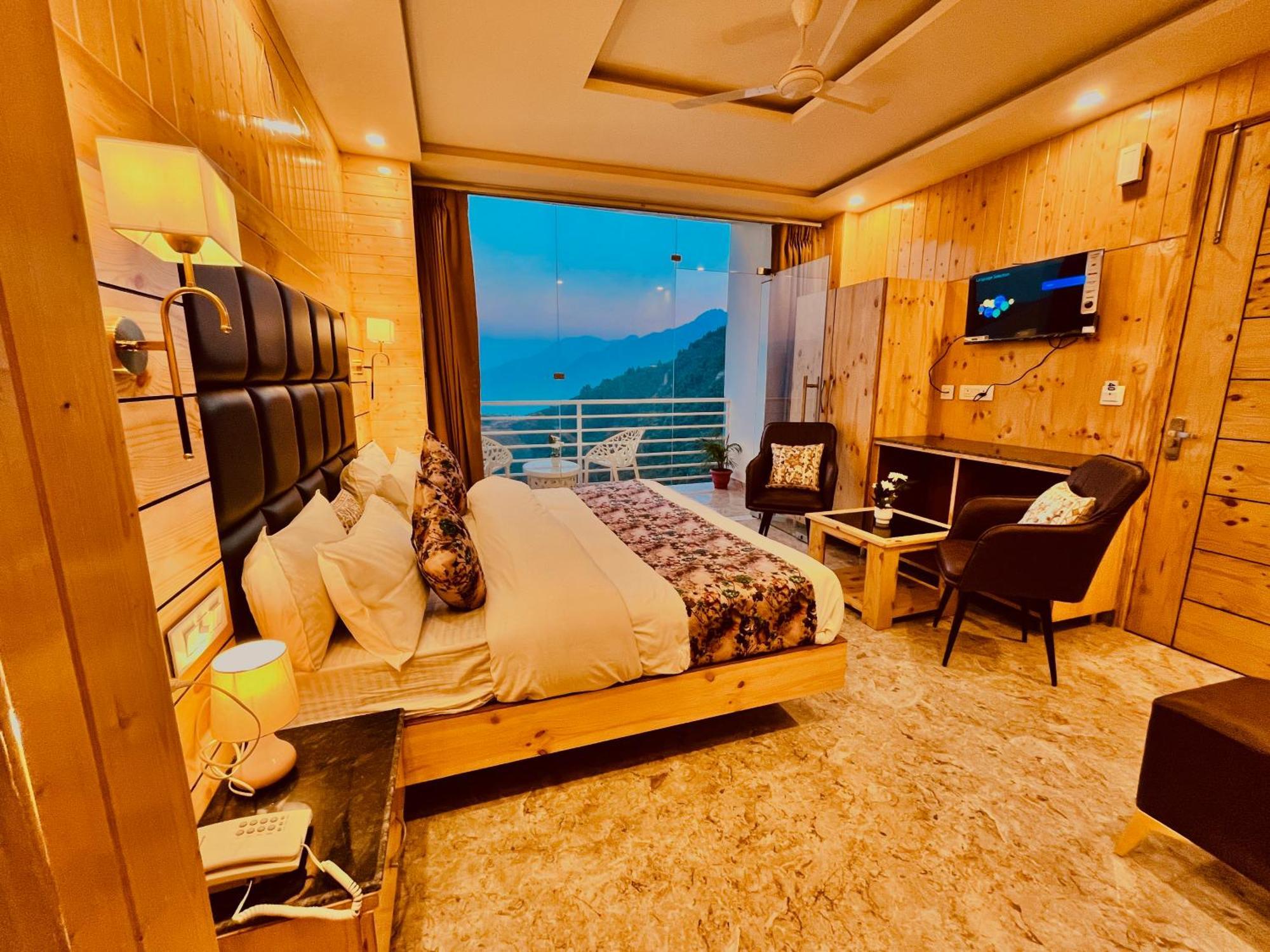 Hotel Classic Crown - #Scenic Mountain View #Open Terrace #Parking #Premium Rooms With Balcony #Guest Preferred #Best Selling Hotel In 무소리에 외부 사진