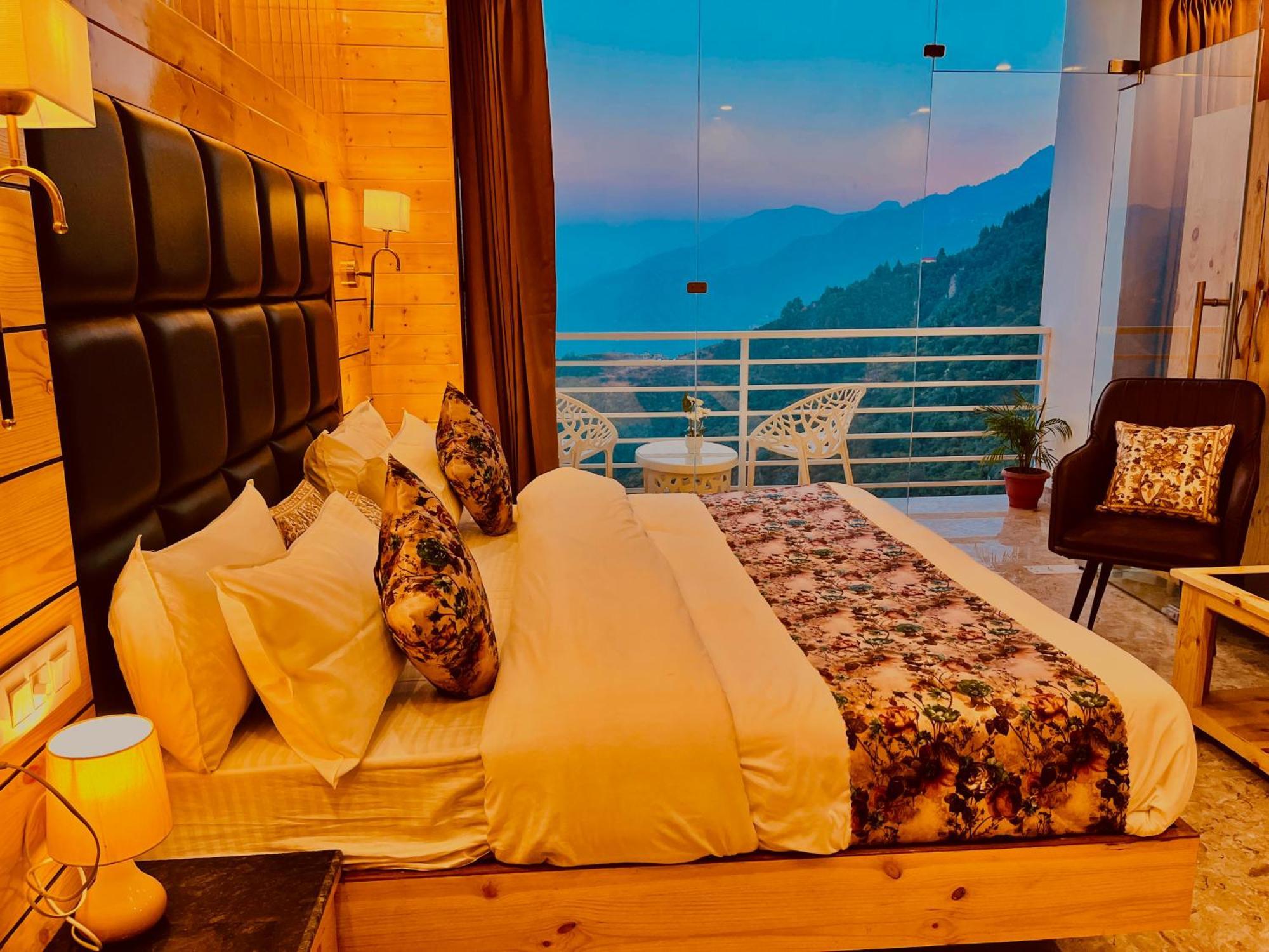Hotel Classic Crown - #Scenic Mountain View #Open Terrace #Parking #Premium Rooms With Balcony #Guest Preferred #Best Selling Hotel In 무소리에 외부 사진