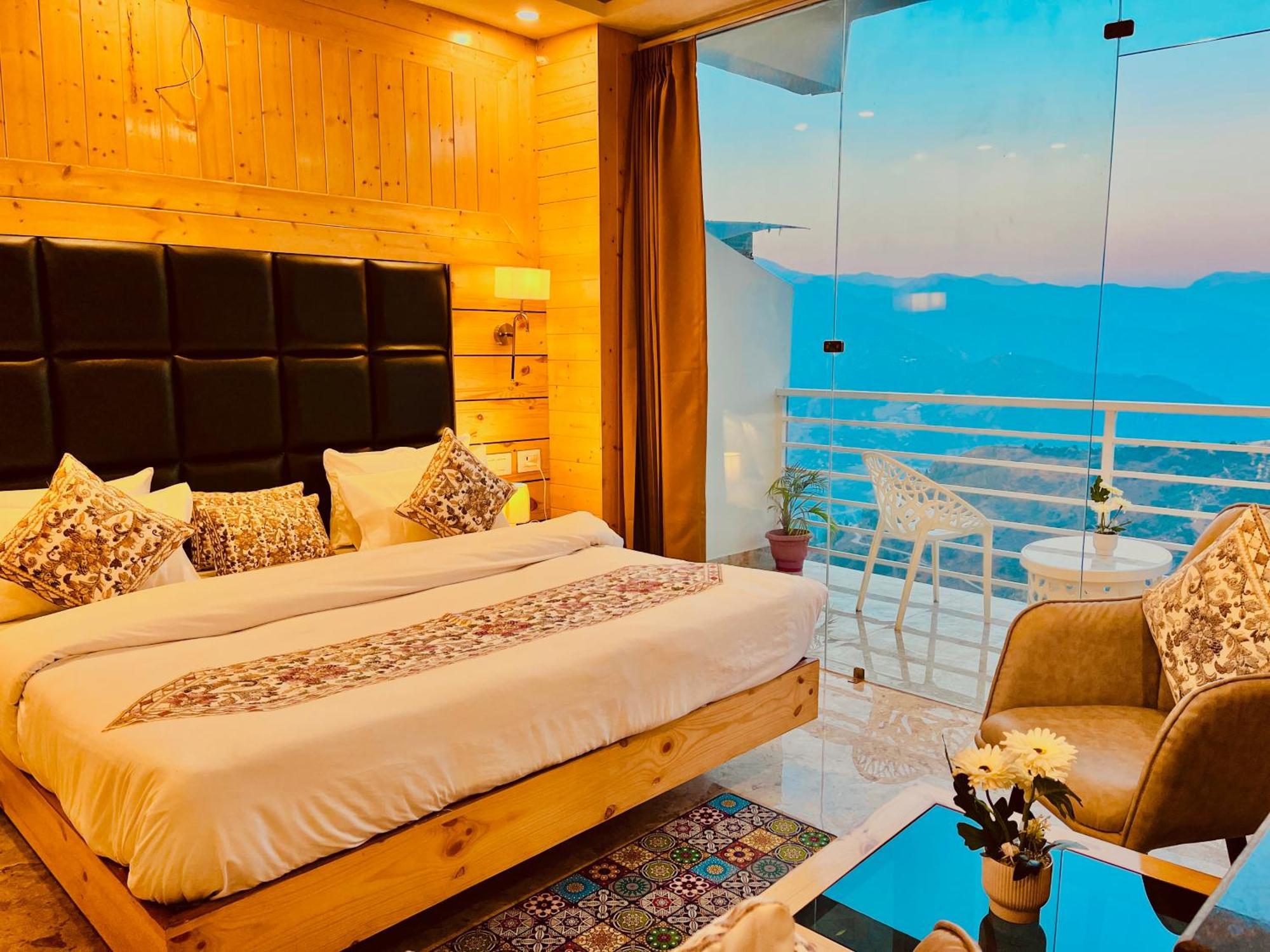 Hotel Classic Crown - #Scenic Mountain View #Open Terrace #Parking #Premium Rooms With Balcony #Guest Preferred #Best Selling Hotel In 무소리에 외부 사진