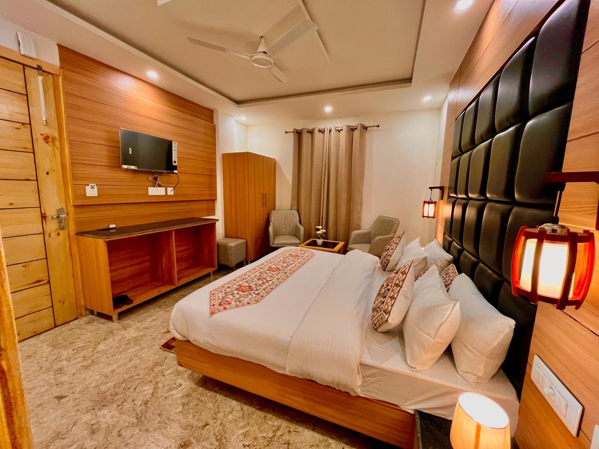 Hotel Classic Crown - #Scenic Mountain View #Open Terrace #Parking #Premium Rooms With Balcony #Guest Preferred #Best Selling Hotel In 무소리에 외부 사진