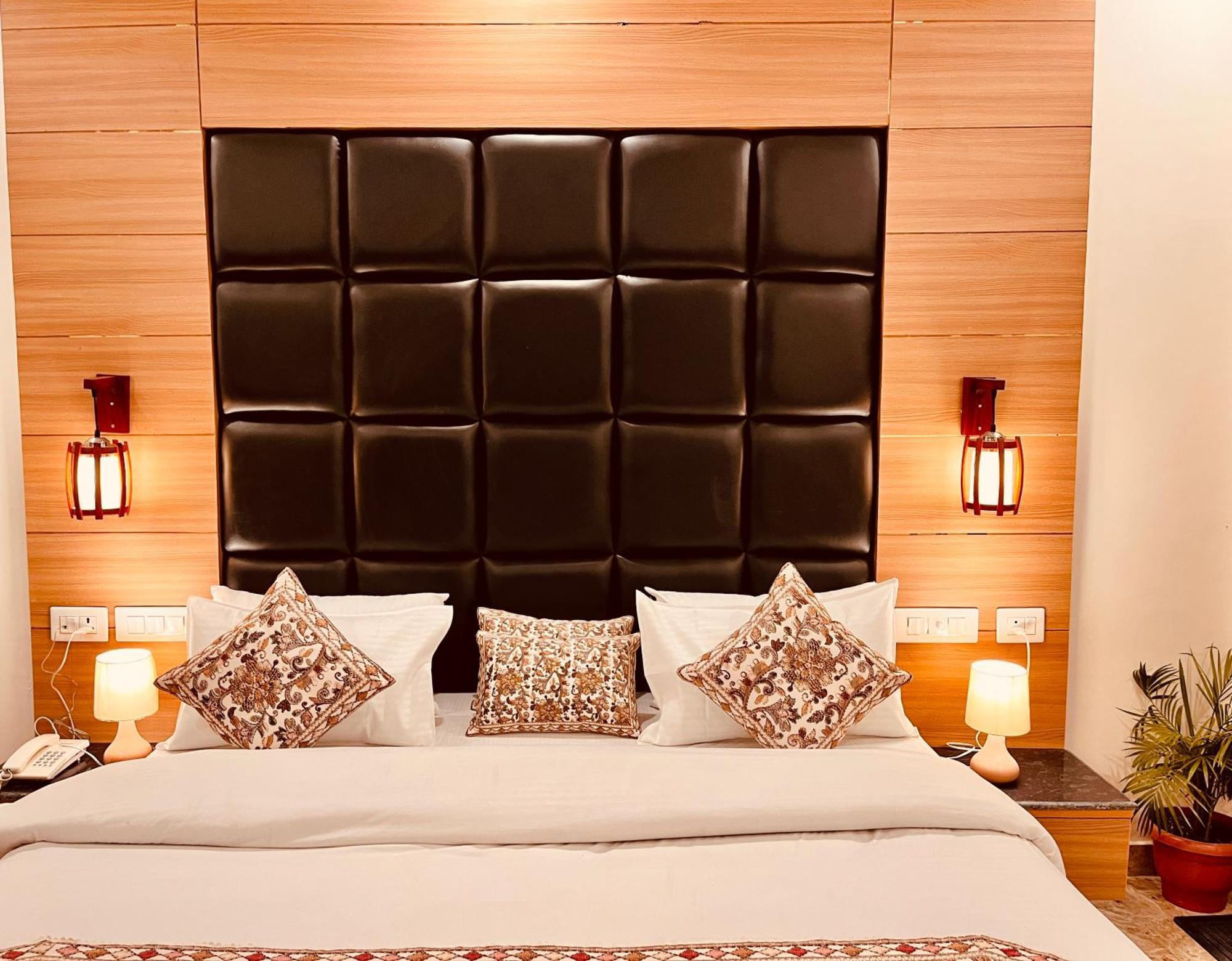 Hotel Classic Crown - #Scenic Mountain View #Open Terrace #Parking #Premium Rooms With Balcony #Guest Preferred #Best Selling Hotel In 무소리에 외부 사진