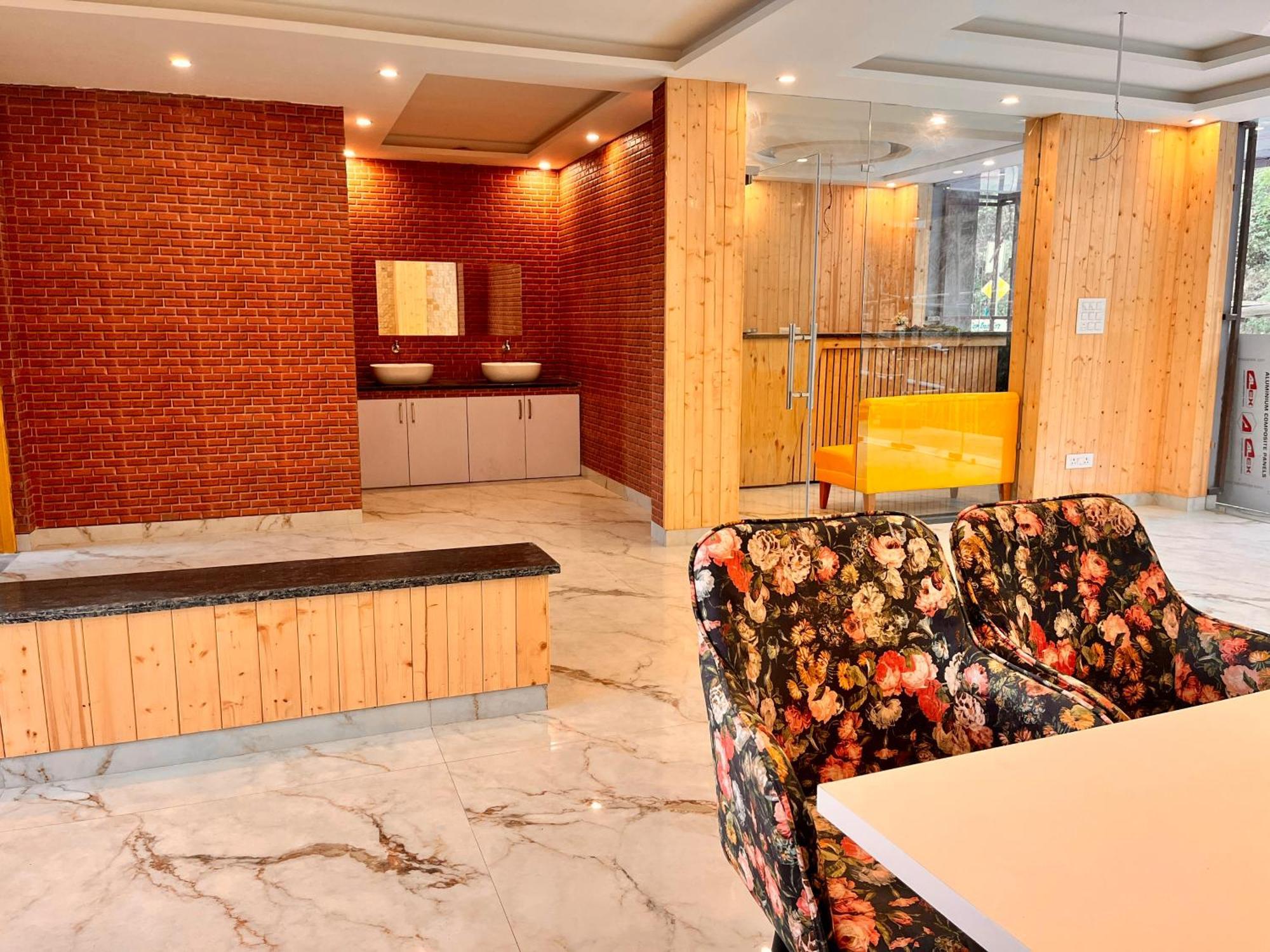 Hotel Classic Crown - #Scenic Mountain View #Open Terrace #Parking #Premium Rooms With Balcony #Guest Preferred #Best Selling Hotel In 무소리에 외부 사진