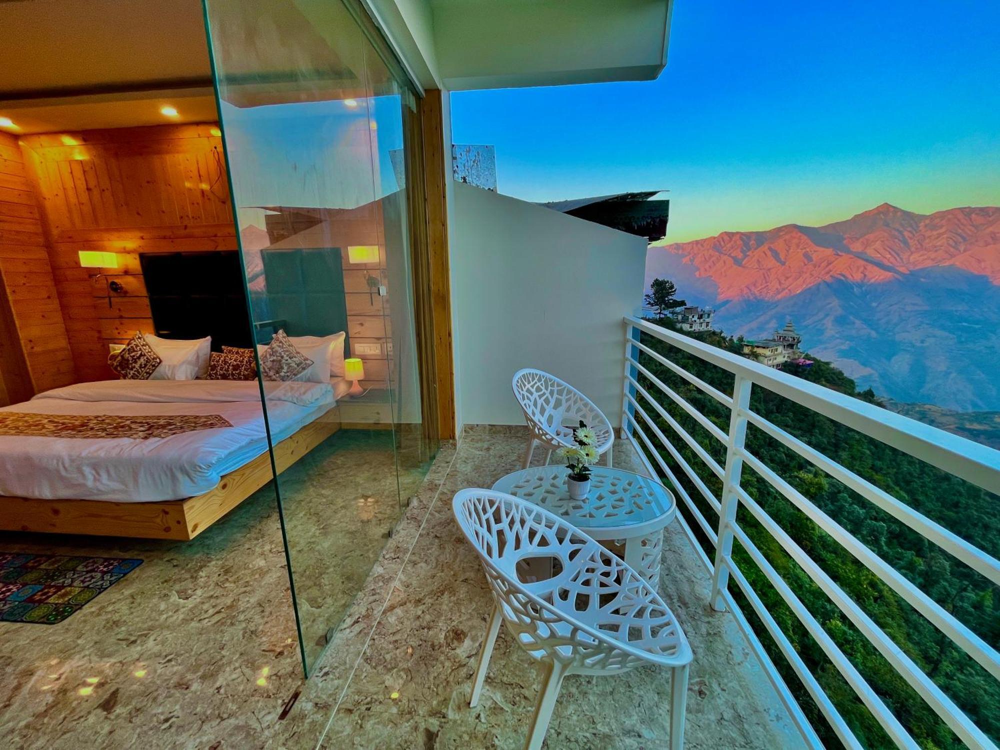 Hotel Classic Crown - #Scenic Mountain View #Open Terrace #Parking #Premium Rooms With Balcony #Guest Preferred #Best Selling Hotel In 무소리에 외부 사진