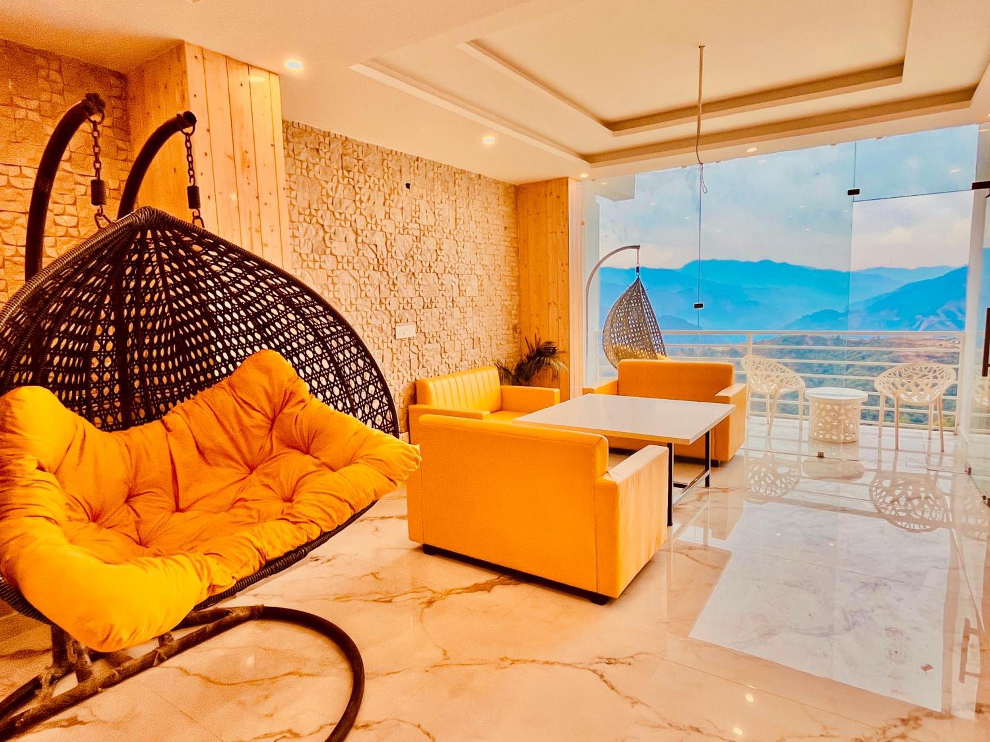 Hotel Classic Crown - #Scenic Mountain View #Open Terrace #Parking #Premium Rooms With Balcony #Guest Preferred #Best Selling Hotel In 무소리에 외부 사진