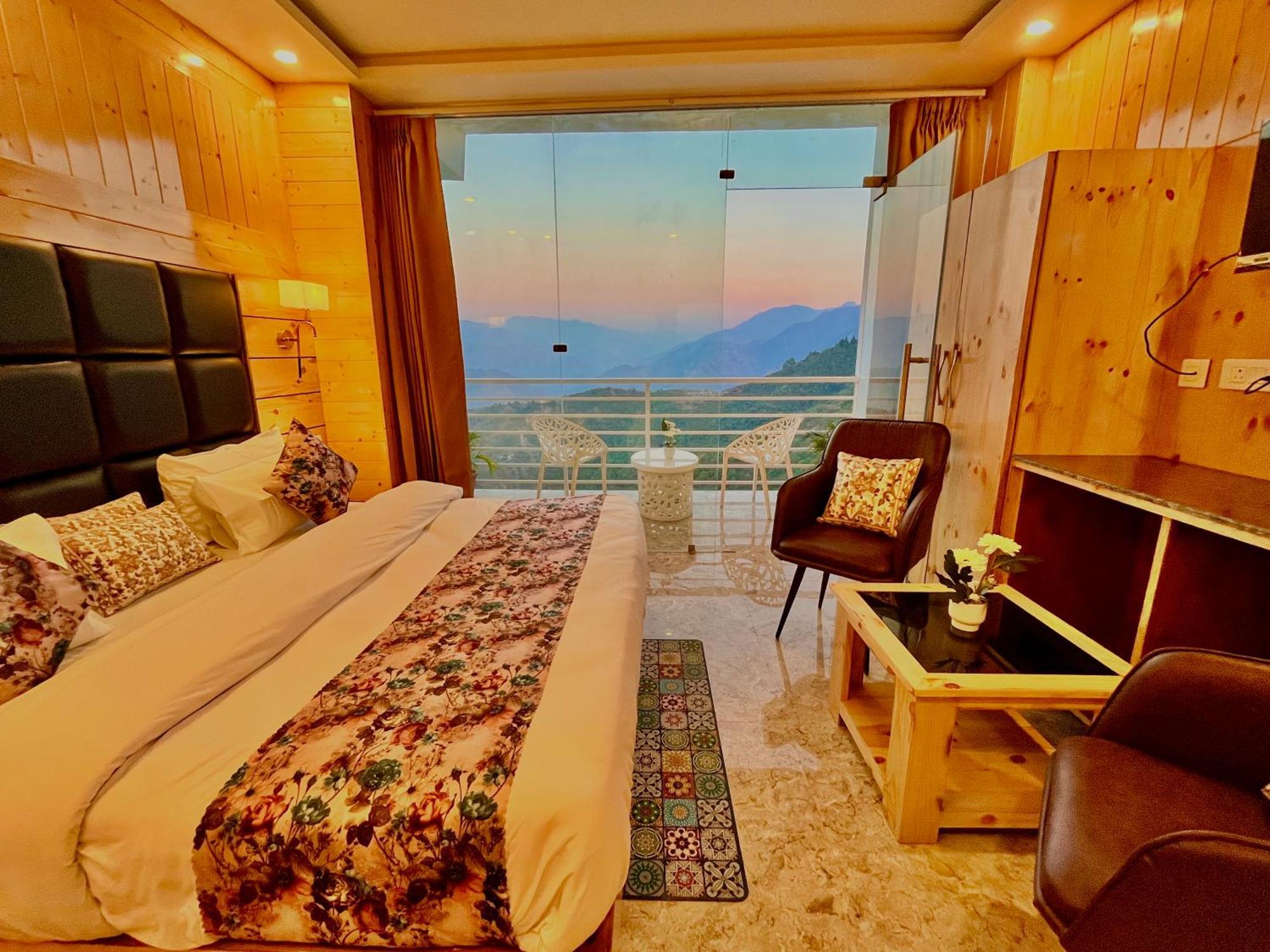 Hotel Classic Crown - #Scenic Mountain View #Open Terrace #Parking #Premium Rooms With Balcony #Guest Preferred #Best Selling Hotel In 무소리에 외부 사진