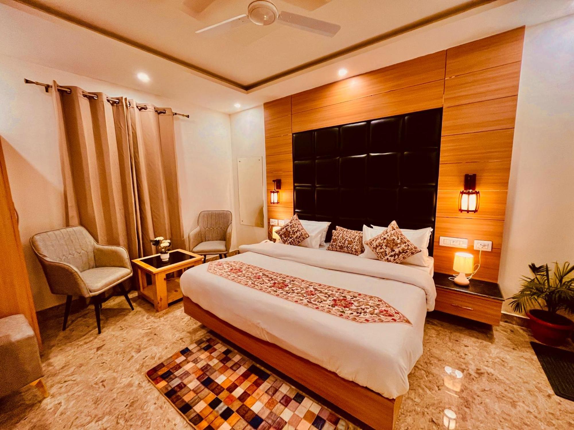 Hotel Classic Crown - #Scenic Mountain View #Open Terrace #Parking #Premium Rooms With Balcony #Guest Preferred #Best Selling Hotel In 무소리에 외부 사진