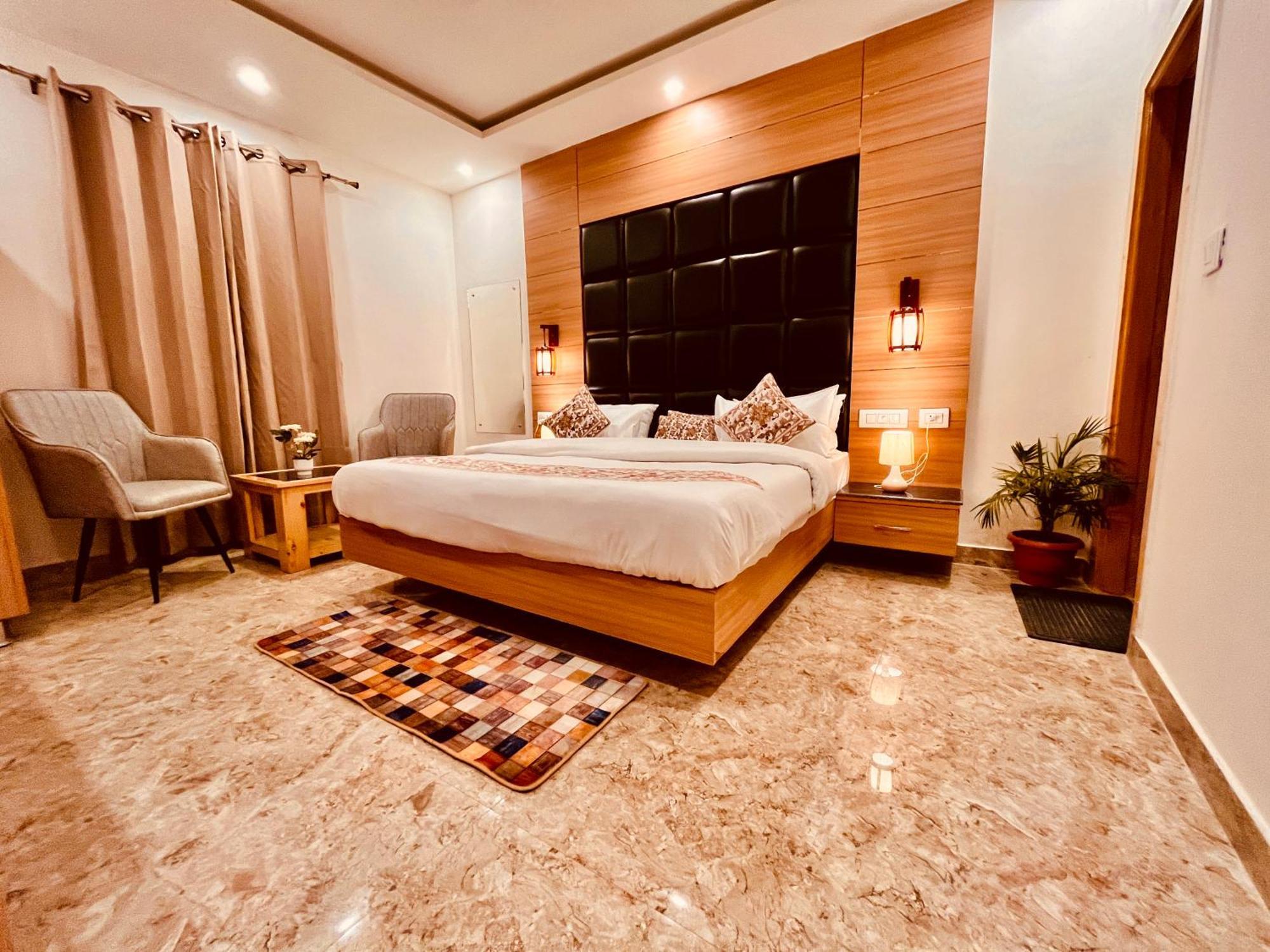 Hotel Classic Crown - #Scenic Mountain View #Open Terrace #Parking #Premium Rooms With Balcony #Guest Preferred #Best Selling Hotel In 무소리에 외부 사진