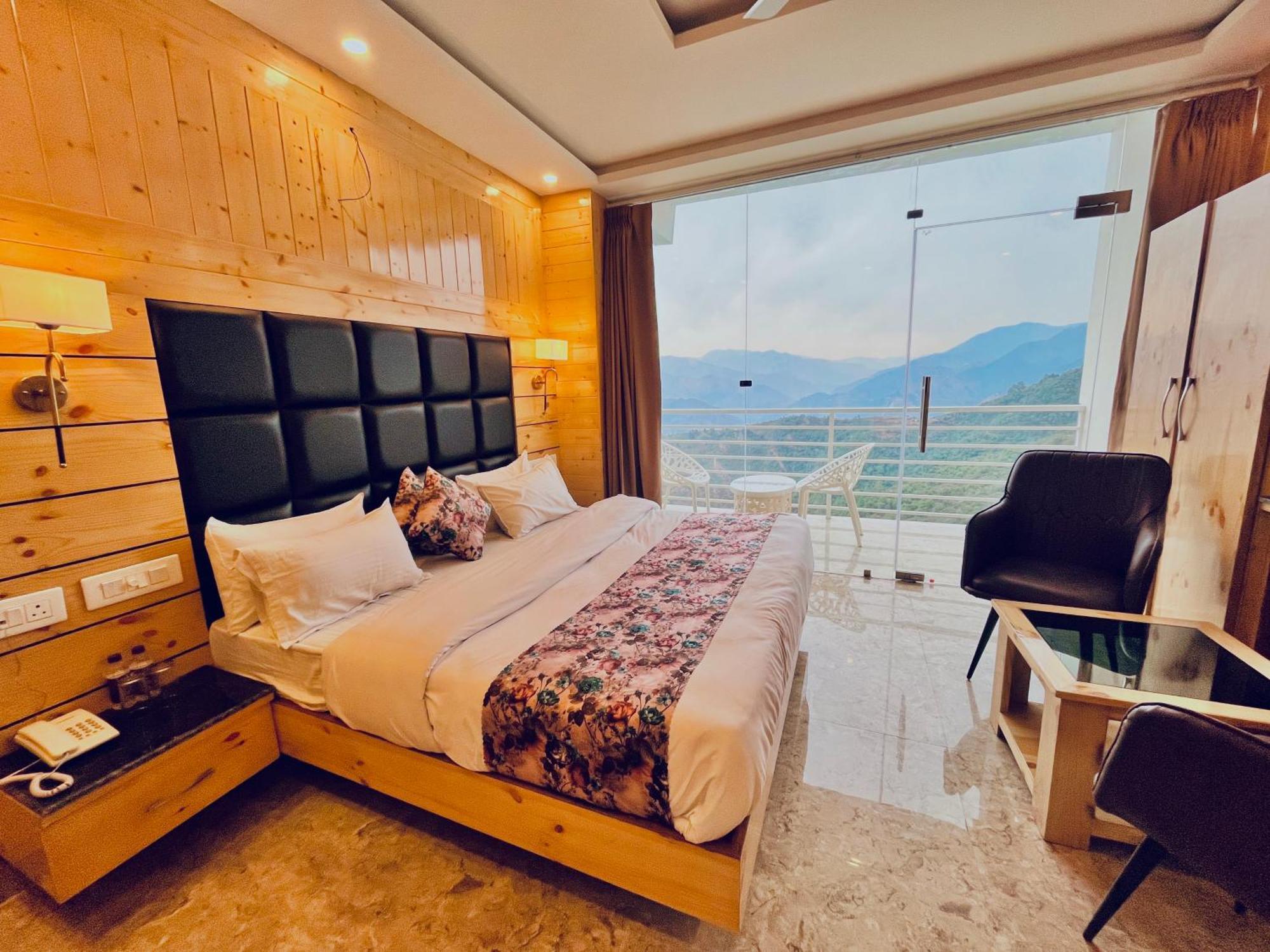 Hotel Classic Crown - #Scenic Mountain View #Open Terrace #Parking #Premium Rooms With Balcony #Guest Preferred #Best Selling Hotel In 무소리에 외부 사진
