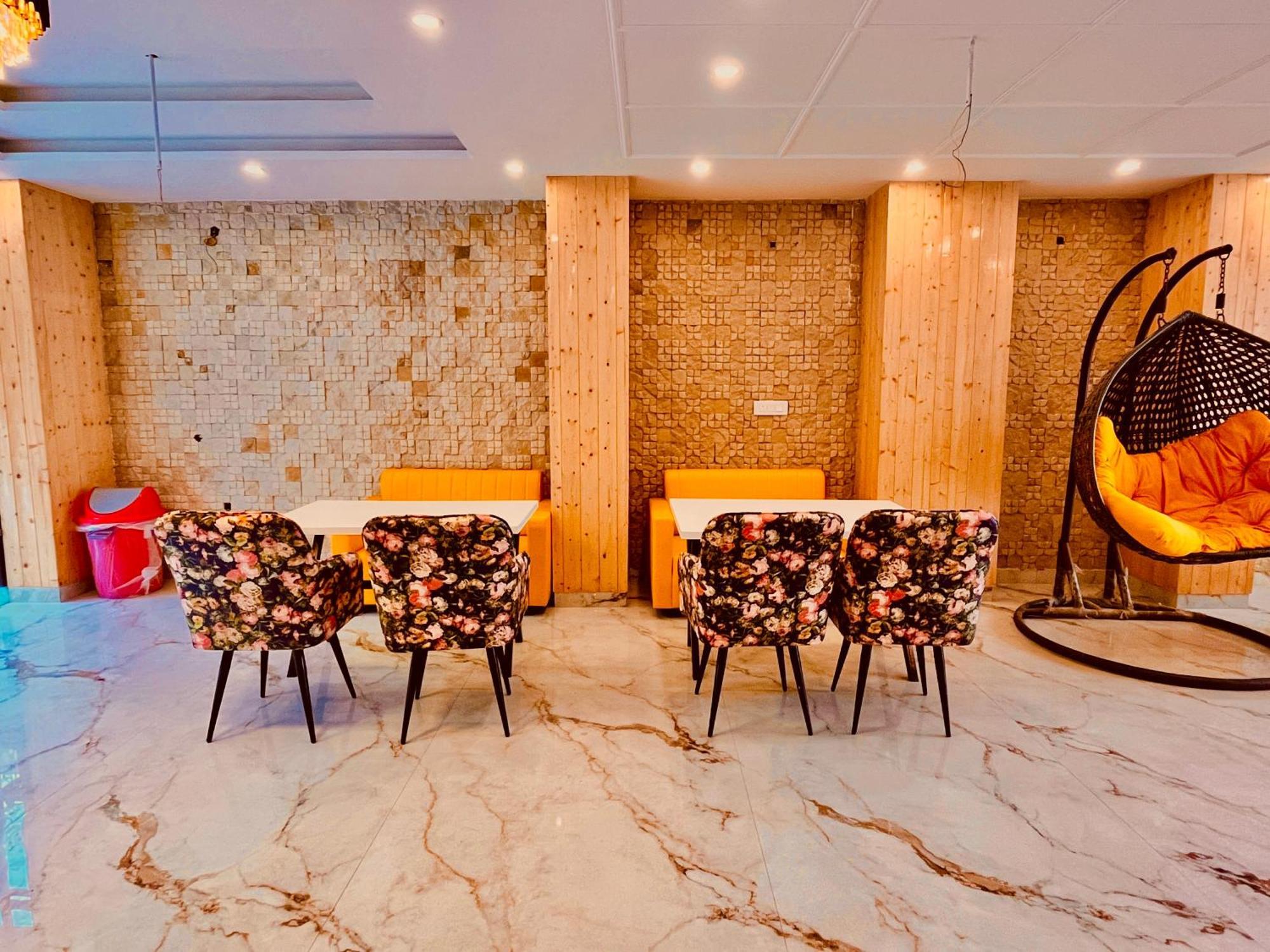 Hotel Classic Crown - #Scenic Mountain View #Open Terrace #Parking #Premium Rooms With Balcony #Guest Preferred #Best Selling Hotel In 무소리에 외부 사진