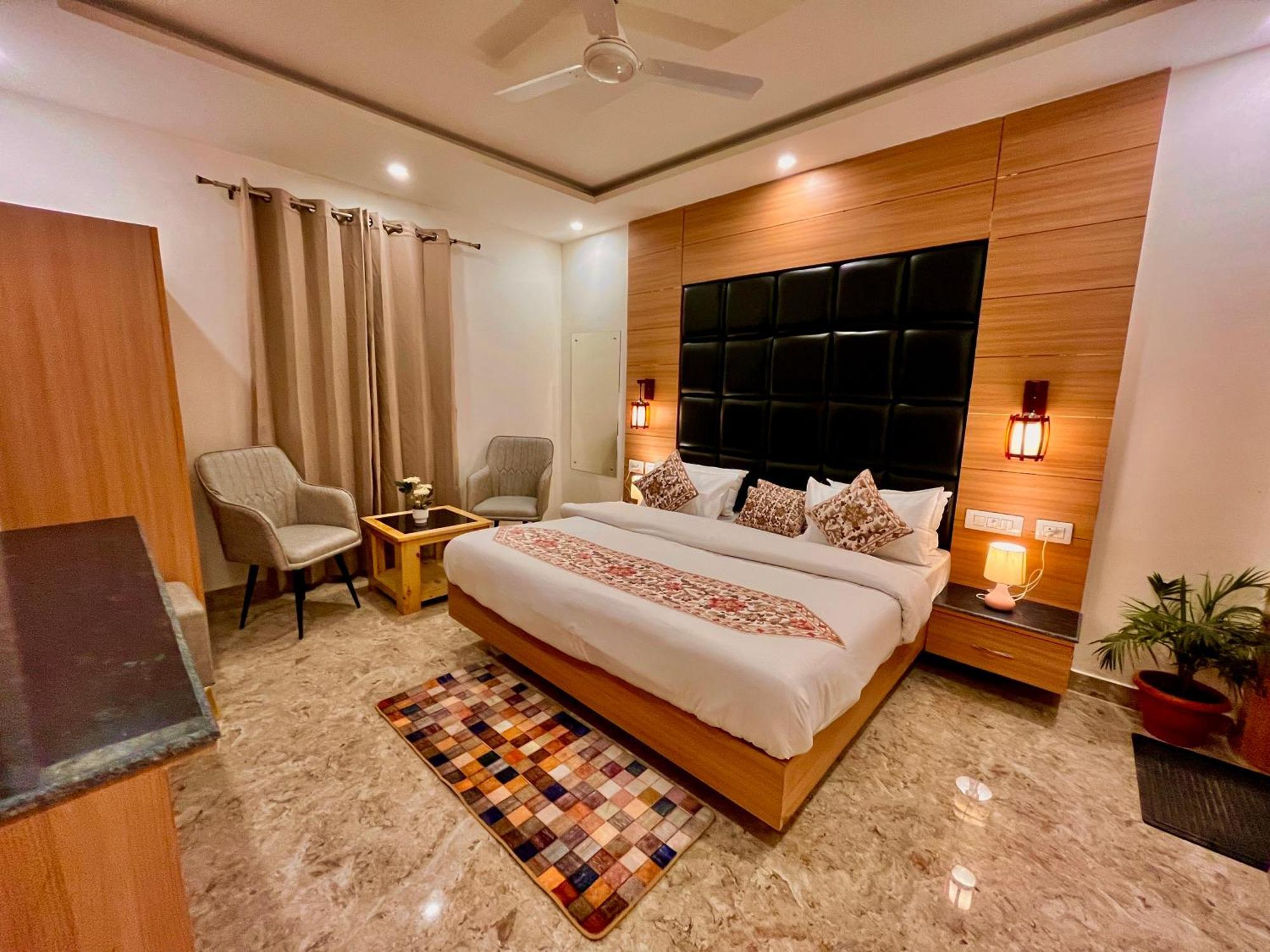 Hotel Classic Crown - #Scenic Mountain View #Open Terrace #Parking #Premium Rooms With Balcony #Guest Preferred #Best Selling Hotel In 무소리에 외부 사진