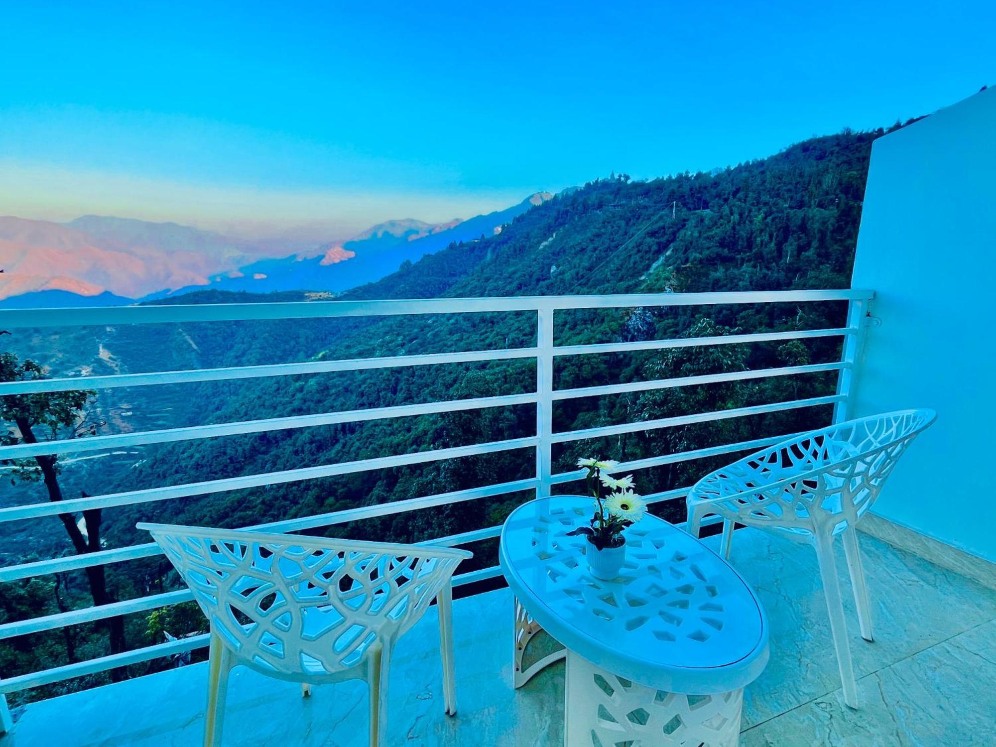 Hotel Classic Crown - #Scenic Mountain View #Open Terrace #Parking #Premium Rooms With Balcony #Guest Preferred #Best Selling Hotel In 무소리에 외부 사진