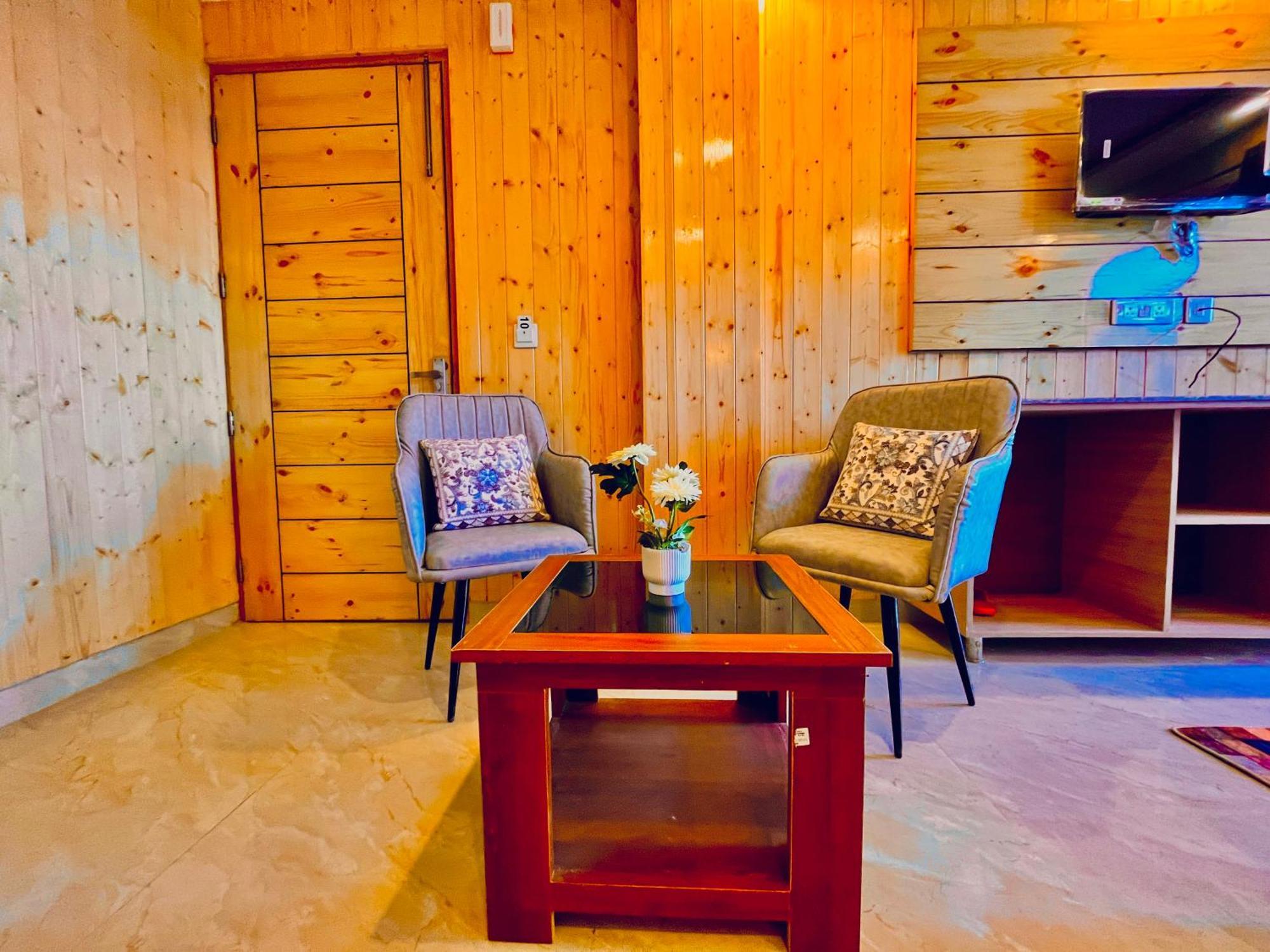 Hotel Classic Crown - #Scenic Mountain View #Open Terrace #Parking #Premium Rooms With Balcony #Guest Preferred #Best Selling Hotel In 무소리에 외부 사진