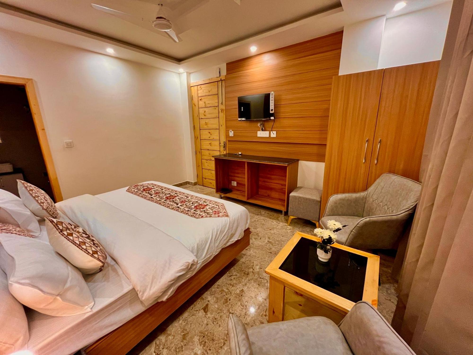 Hotel Classic Crown - #Scenic Mountain View #Open Terrace #Parking #Premium Rooms With Balcony #Guest Preferred #Best Selling Hotel In 무소리에 외부 사진