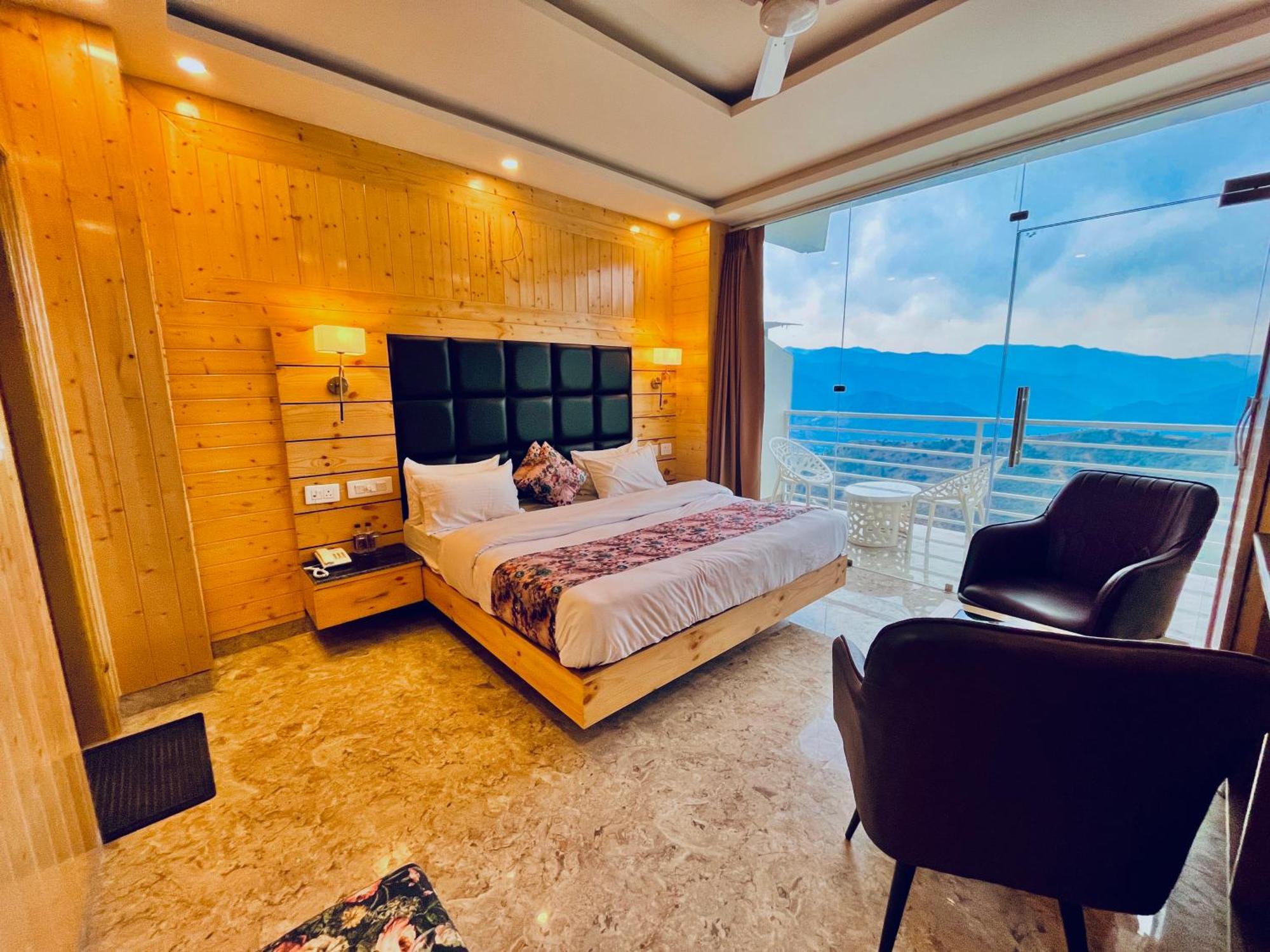 Hotel Classic Crown - #Scenic Mountain View #Open Terrace #Parking #Premium Rooms With Balcony #Guest Preferred #Best Selling Hotel In 무소리에 외부 사진