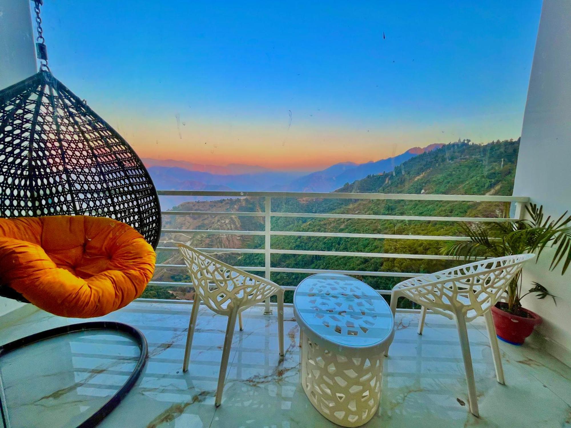 Hotel Classic Crown - #Scenic Mountain View #Open Terrace #Parking #Premium Rooms With Balcony #Guest Preferred #Best Selling Hotel In 무소리에 외부 사진