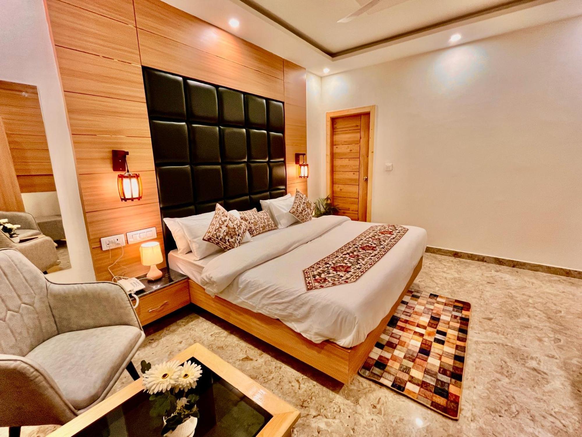 Hotel Classic Crown - #Scenic Mountain View #Open Terrace #Parking #Premium Rooms With Balcony #Guest Preferred #Best Selling Hotel In 무소리에 외부 사진