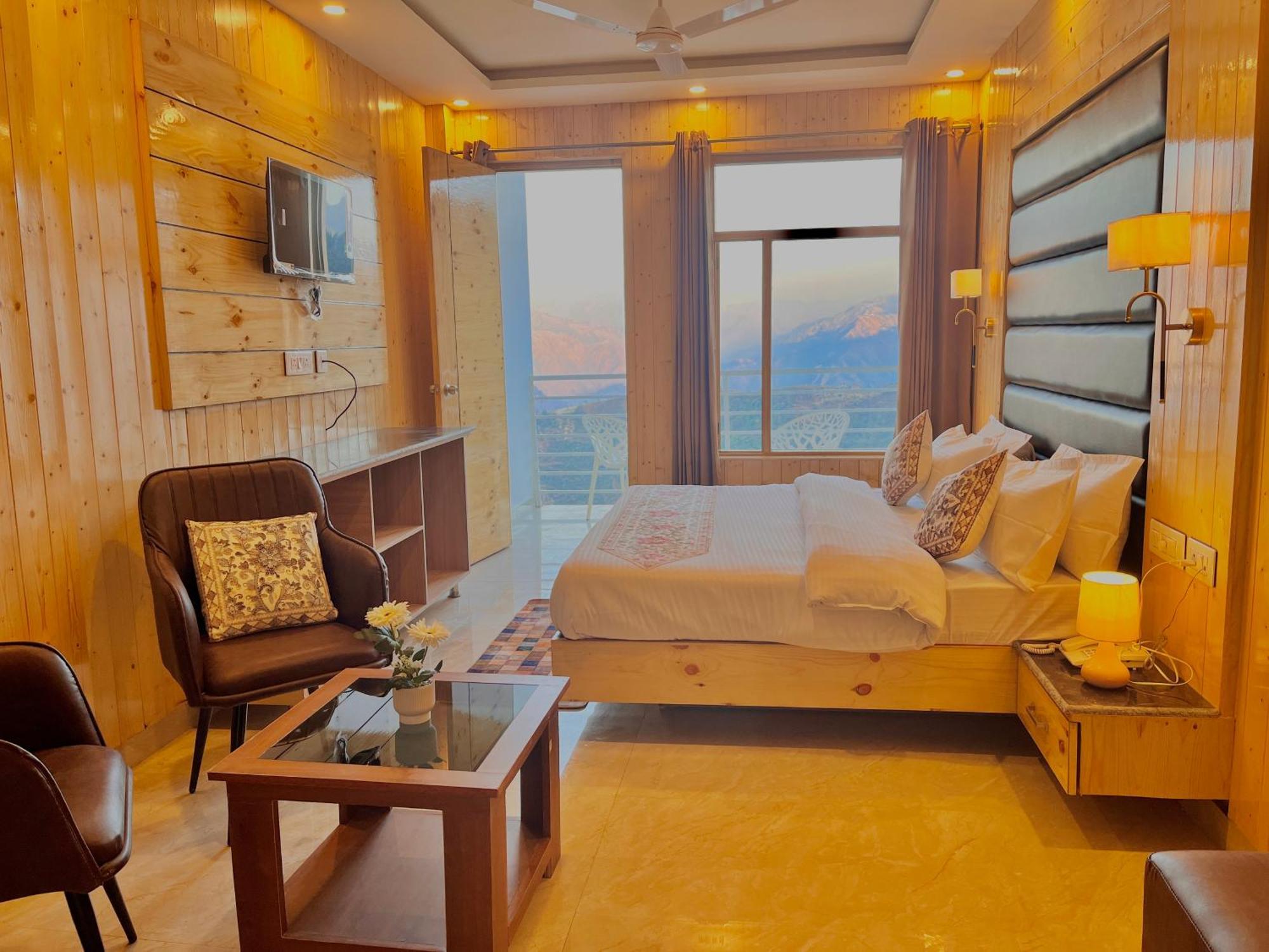 Hotel Classic Crown - #Scenic Mountain View #Open Terrace #Parking #Premium Rooms With Balcony #Guest Preferred #Best Selling Hotel In 무소리에 외부 사진