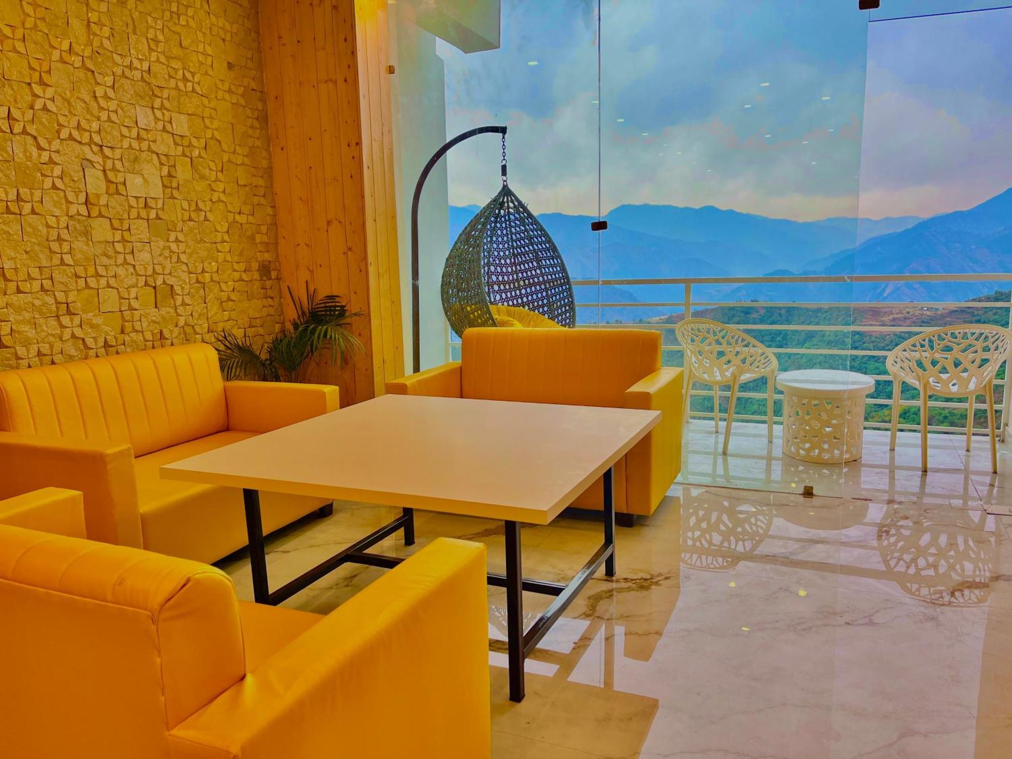 Hotel Classic Crown - #Scenic Mountain View #Open Terrace #Parking #Premium Rooms With Balcony #Guest Preferred #Best Selling Hotel In 무소리에 외부 사진