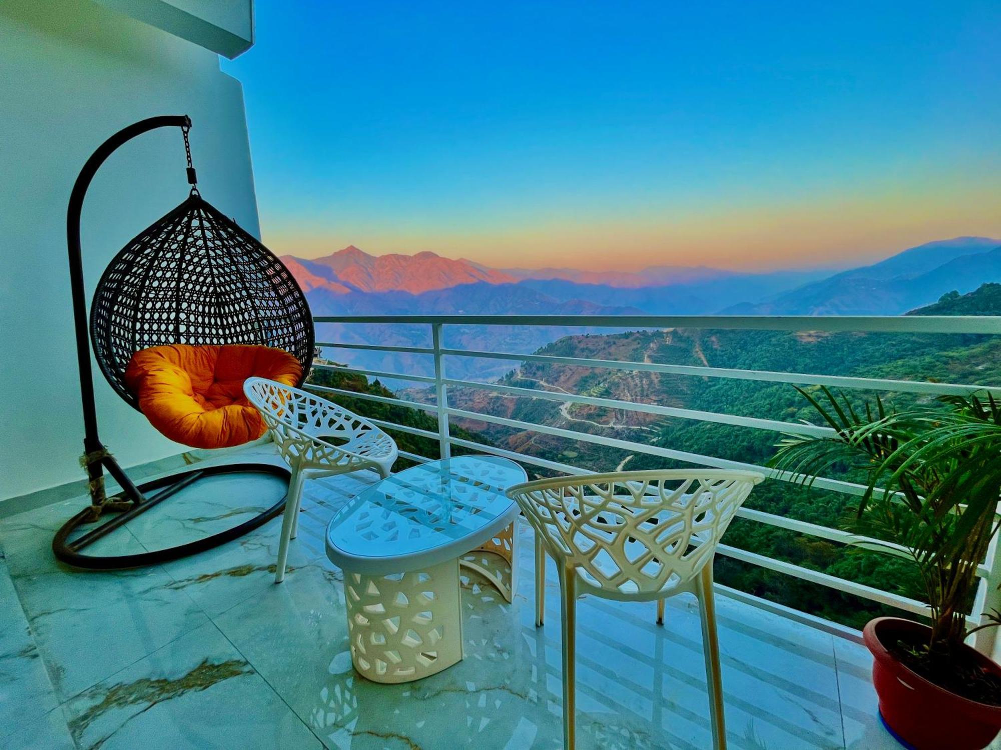 Hotel Classic Crown - #Scenic Mountain View #Open Terrace #Parking #Premium Rooms With Balcony #Guest Preferred #Best Selling Hotel In 무소리에 외부 사진