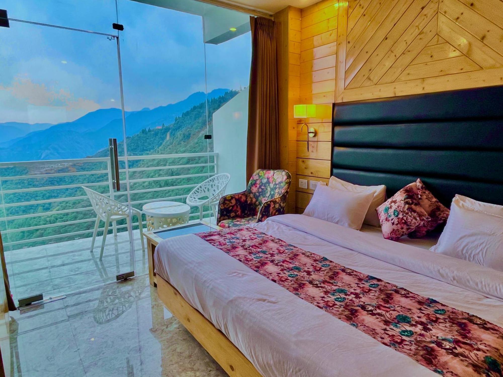 Hotel Classic Crown - #Scenic Mountain View #Open Terrace #Parking #Premium Rooms With Balcony #Guest Preferred #Best Selling Hotel In 무소리에 외부 사진