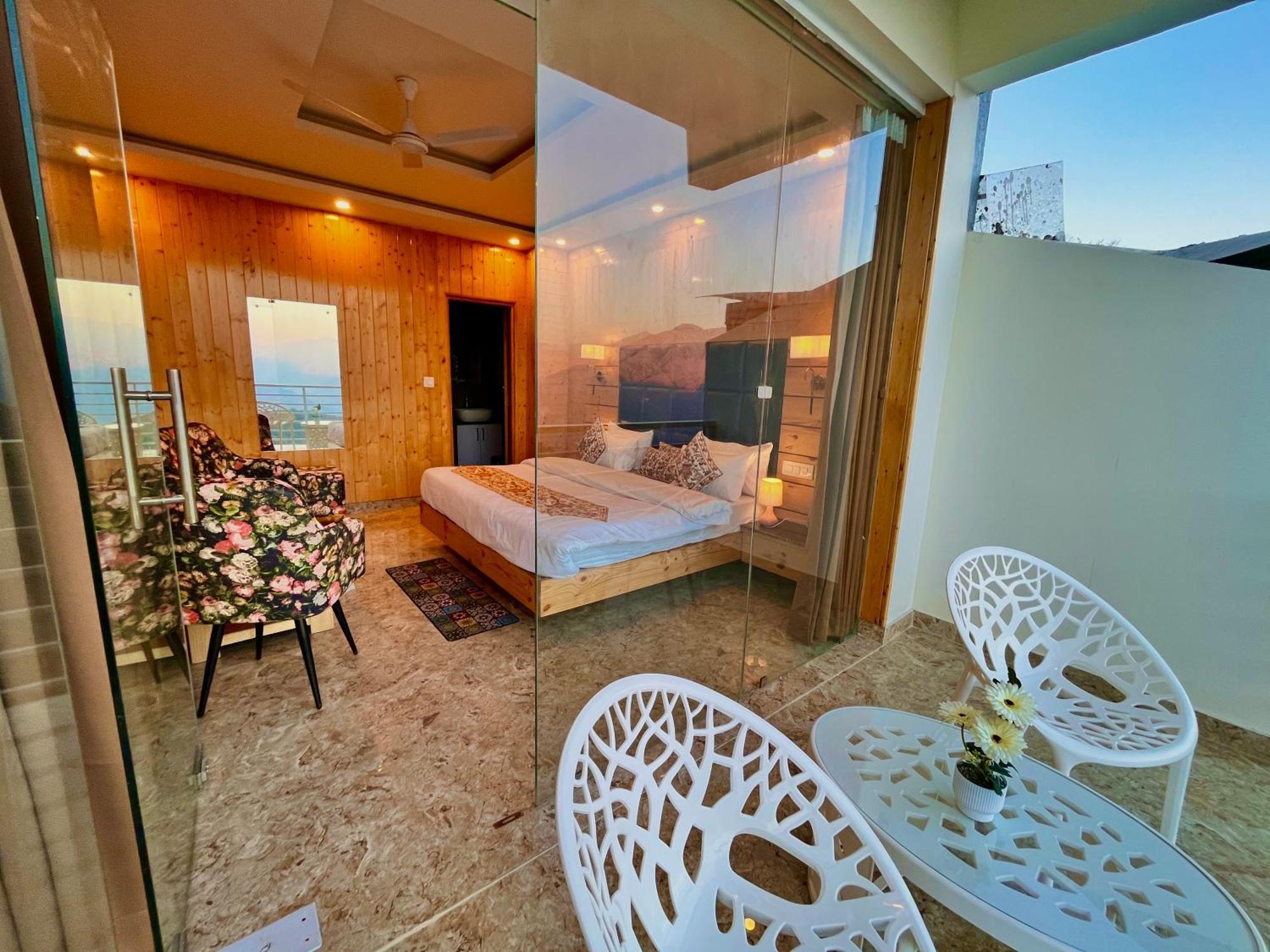 Hotel Classic Crown - #Scenic Mountain View #Open Terrace #Parking #Premium Rooms With Balcony #Guest Preferred #Best Selling Hotel In 무소리에 외부 사진