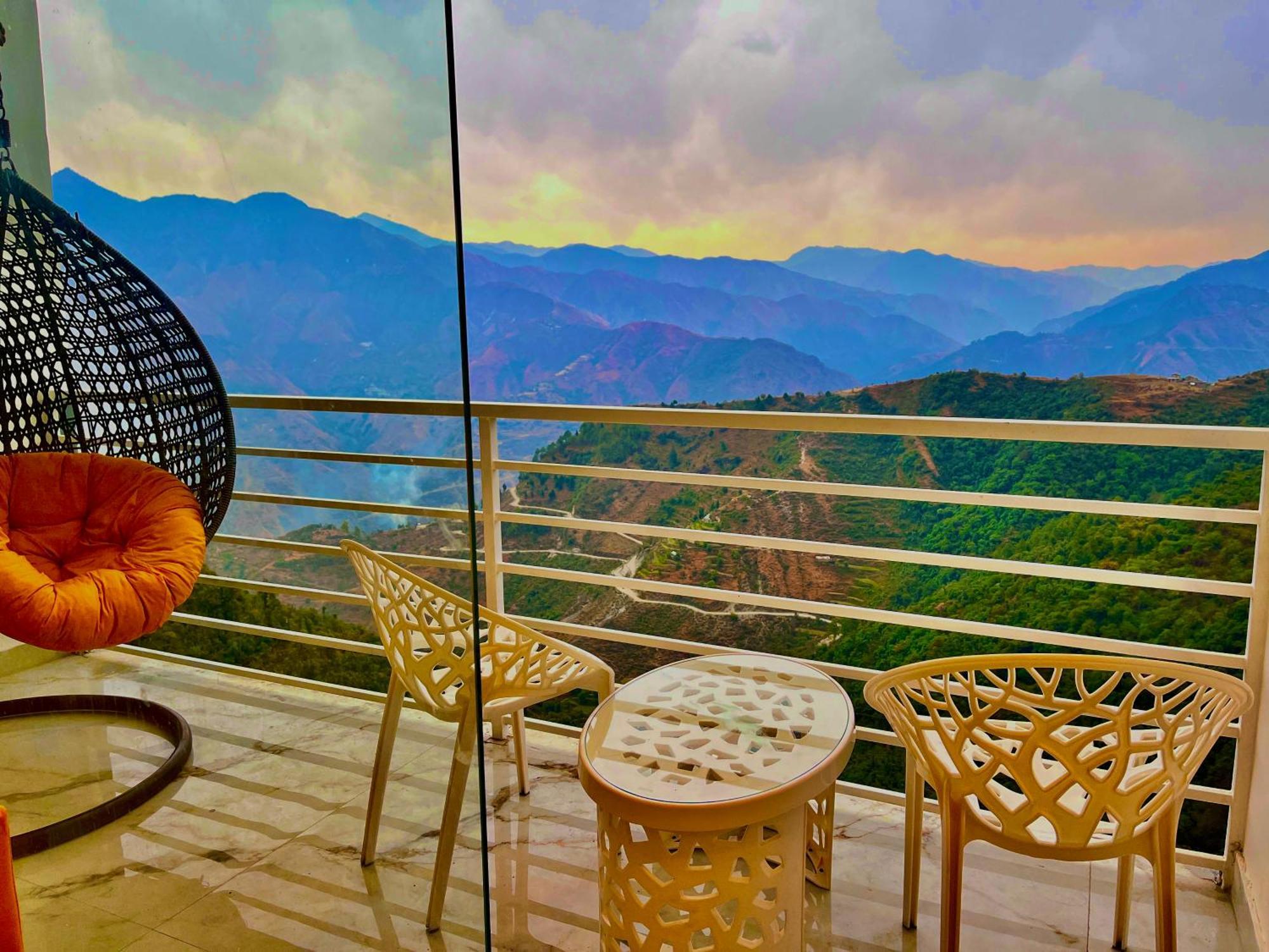 Hotel Classic Crown - #Scenic Mountain View #Open Terrace #Parking #Premium Rooms With Balcony #Guest Preferred #Best Selling Hotel In 무소리에 외부 사진