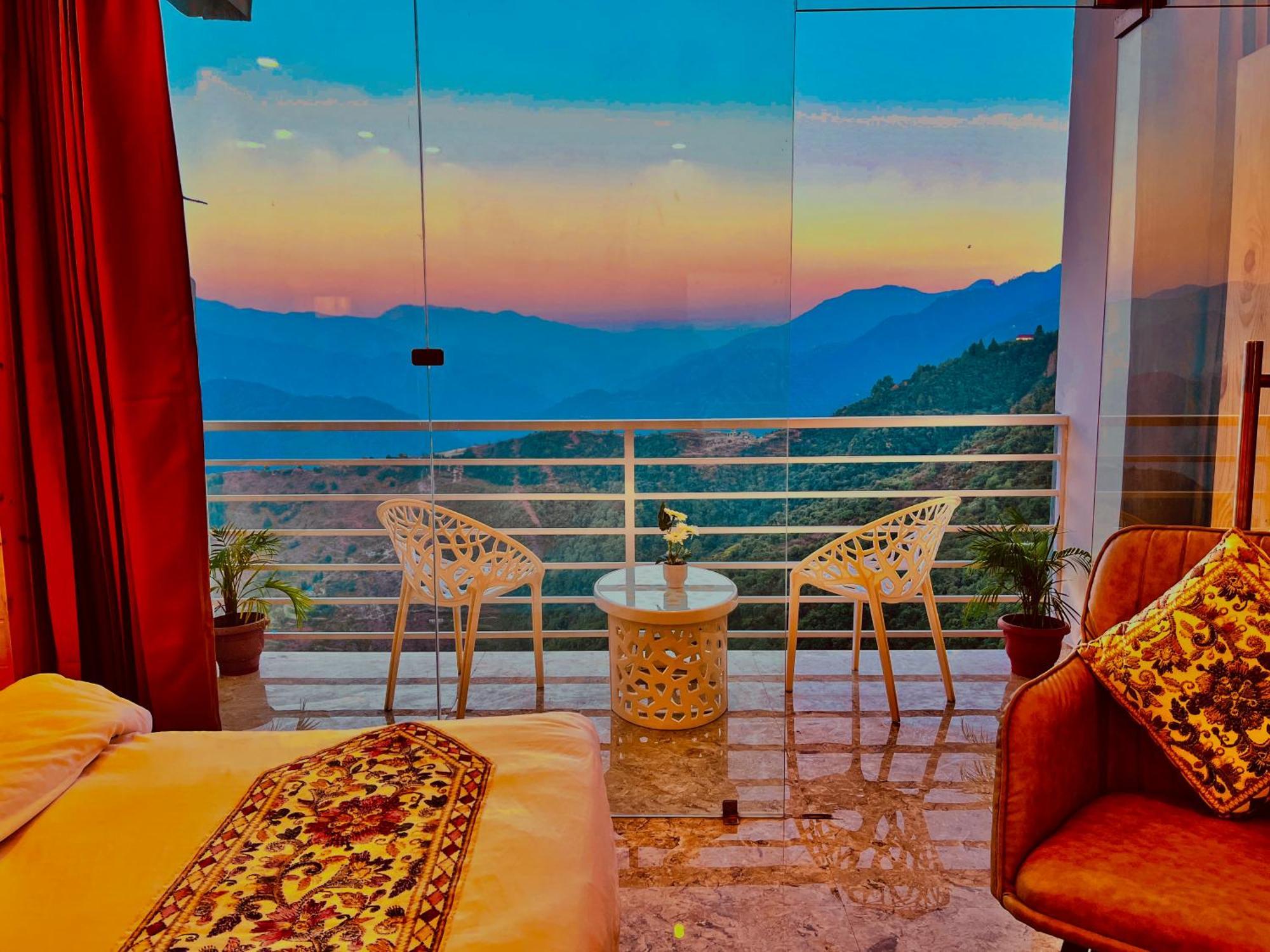 Hotel Classic Crown - #Scenic Mountain View #Open Terrace #Parking #Premium Rooms With Balcony #Guest Preferred #Best Selling Hotel In 무소리에 외부 사진