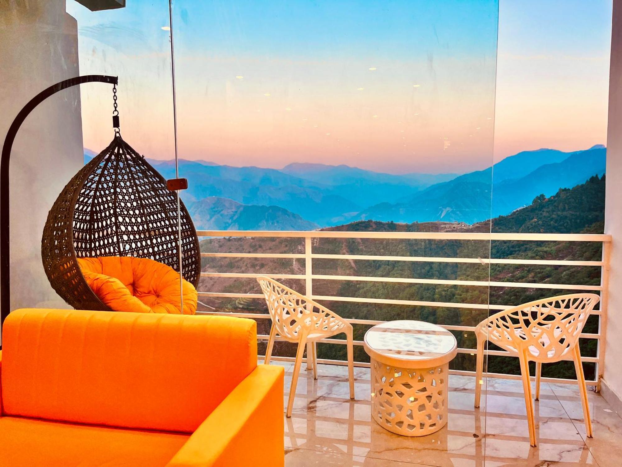 Hotel Classic Crown - #Scenic Mountain View #Open Terrace #Parking #Premium Rooms With Balcony #Guest Preferred #Best Selling Hotel In 무소리에 외부 사진