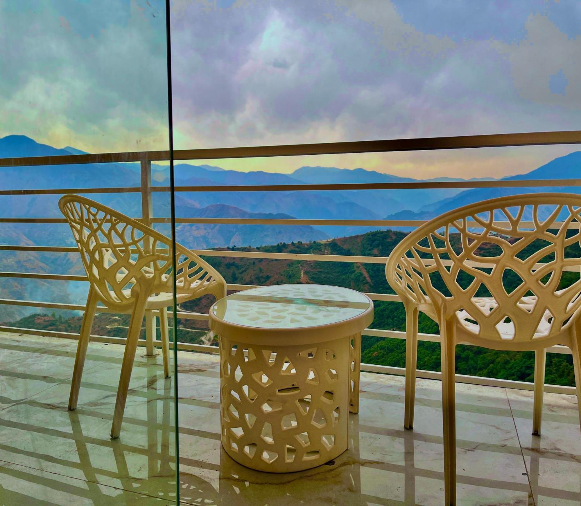Hotel Classic Crown - #Scenic Mountain View #Open Terrace #Parking #Premium Rooms With Balcony #Guest Preferred #Best Selling Hotel In 무소리에 외부 사진