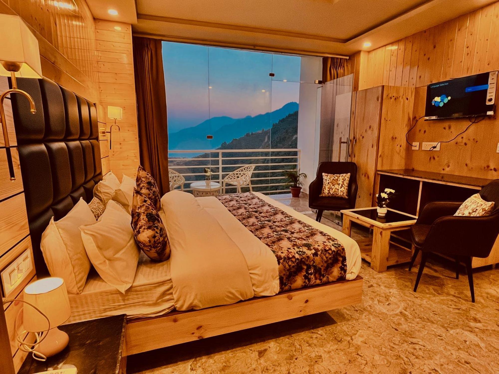 Hotel Classic Crown - #Scenic Mountain View #Open Terrace #Parking #Premium Rooms With Balcony #Guest Preferred #Best Selling Hotel In 무소리에 외부 사진