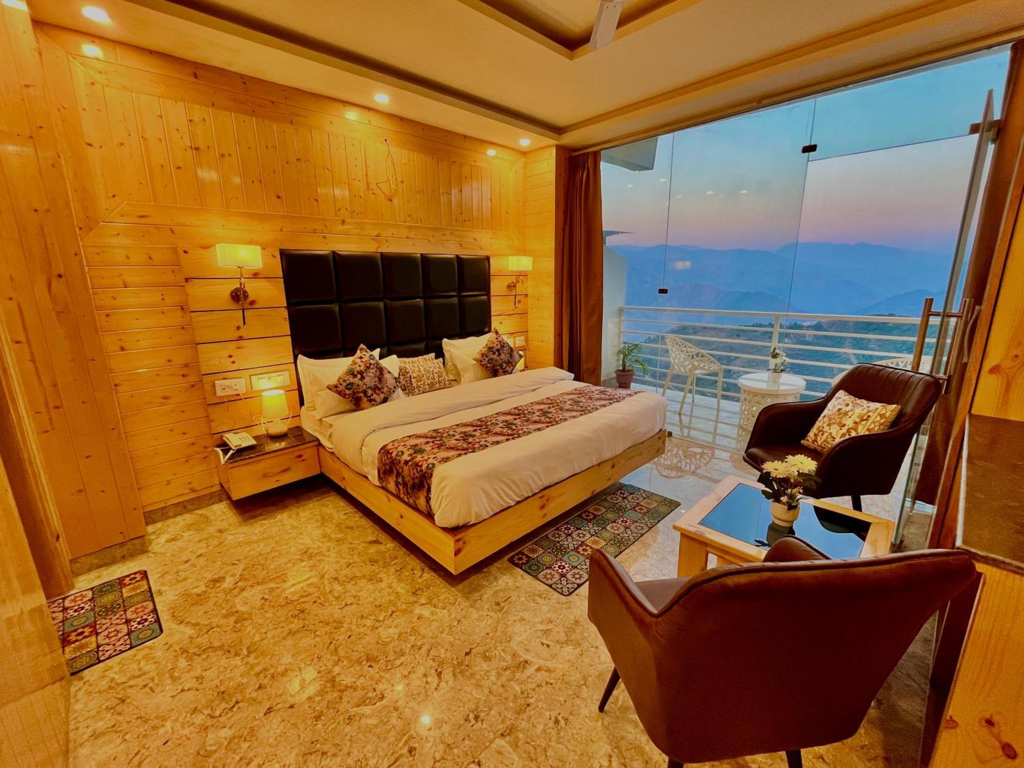 Hotel Classic Crown - #Scenic Mountain View #Open Terrace #Parking #Premium Rooms With Balcony #Guest Preferred #Best Selling Hotel In 무소리에 외부 사진